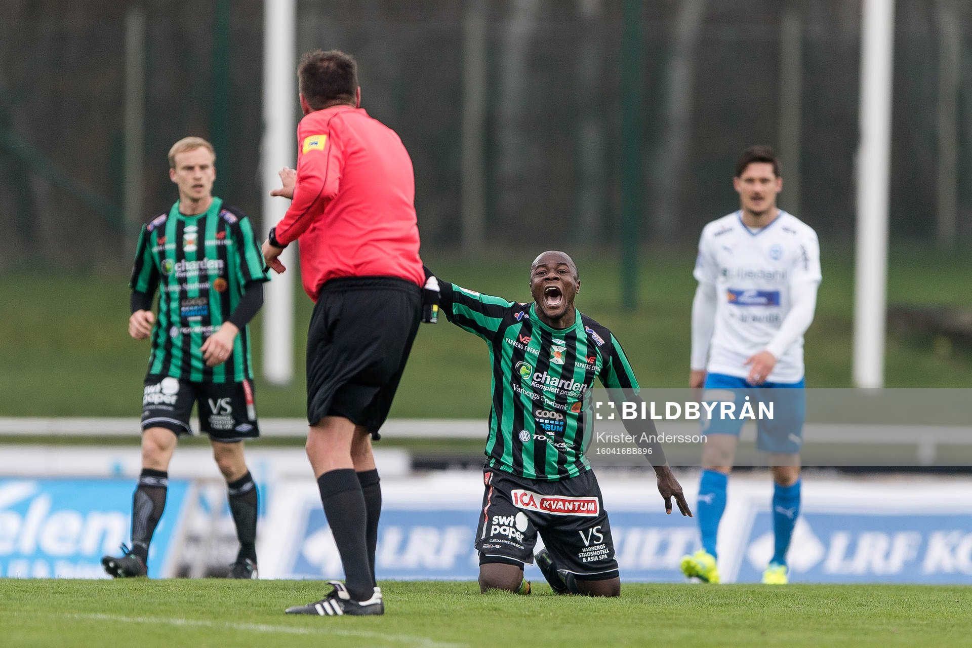Varbergs Nsima Peter protesterar mot domare Antti Kanerva