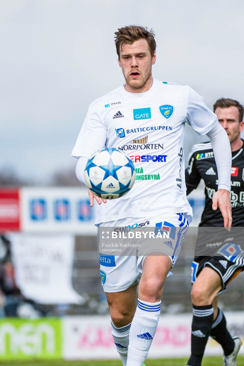 Umeås Leo Englund under fotbollsmatchen i Division 1 norra mellan Carlstad United och Umeå den 16 april 2016 i Karlstad.