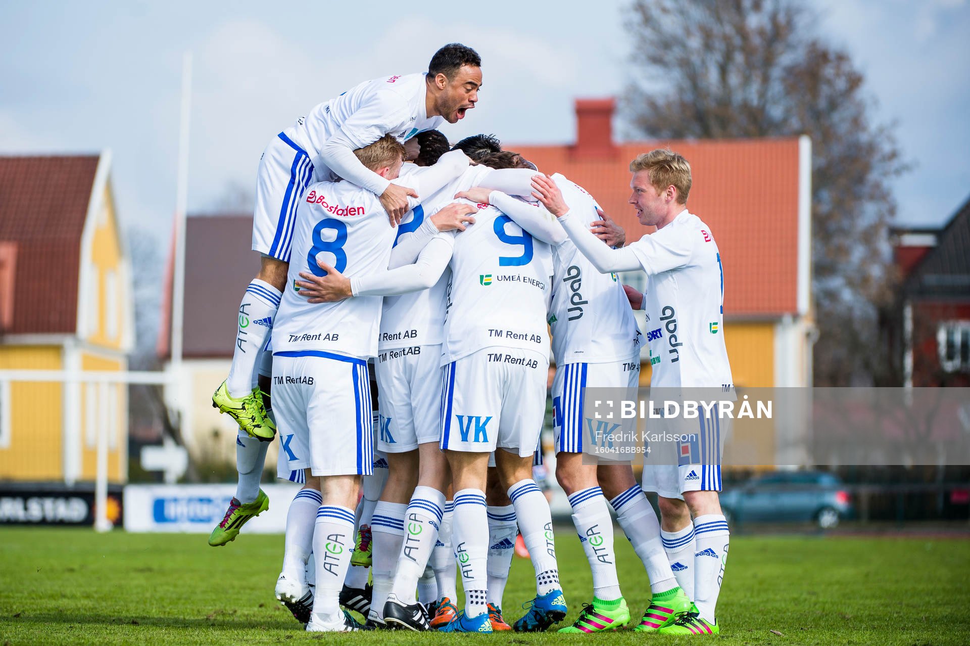 Umeås Simon Mårtensson jublar efter han gjort 0-2 under fotbollsmatchen i Division 1 norra mellan Carlstad United och Umeå den 16 april 2016 i Karlstad.