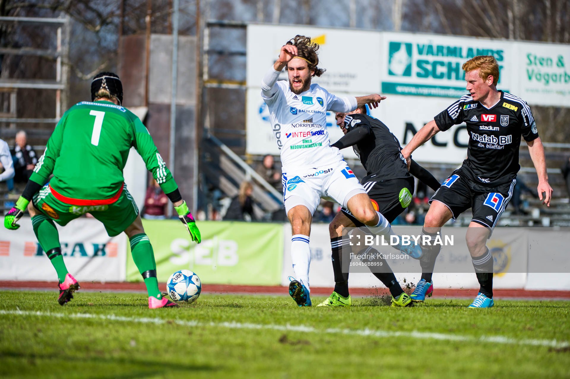 Umeås Simon Mårtensson under fotbollsmatchen i Division 1 norra mellan Carlstad United och Umeå den 16 april 2016 i Karlstad.
