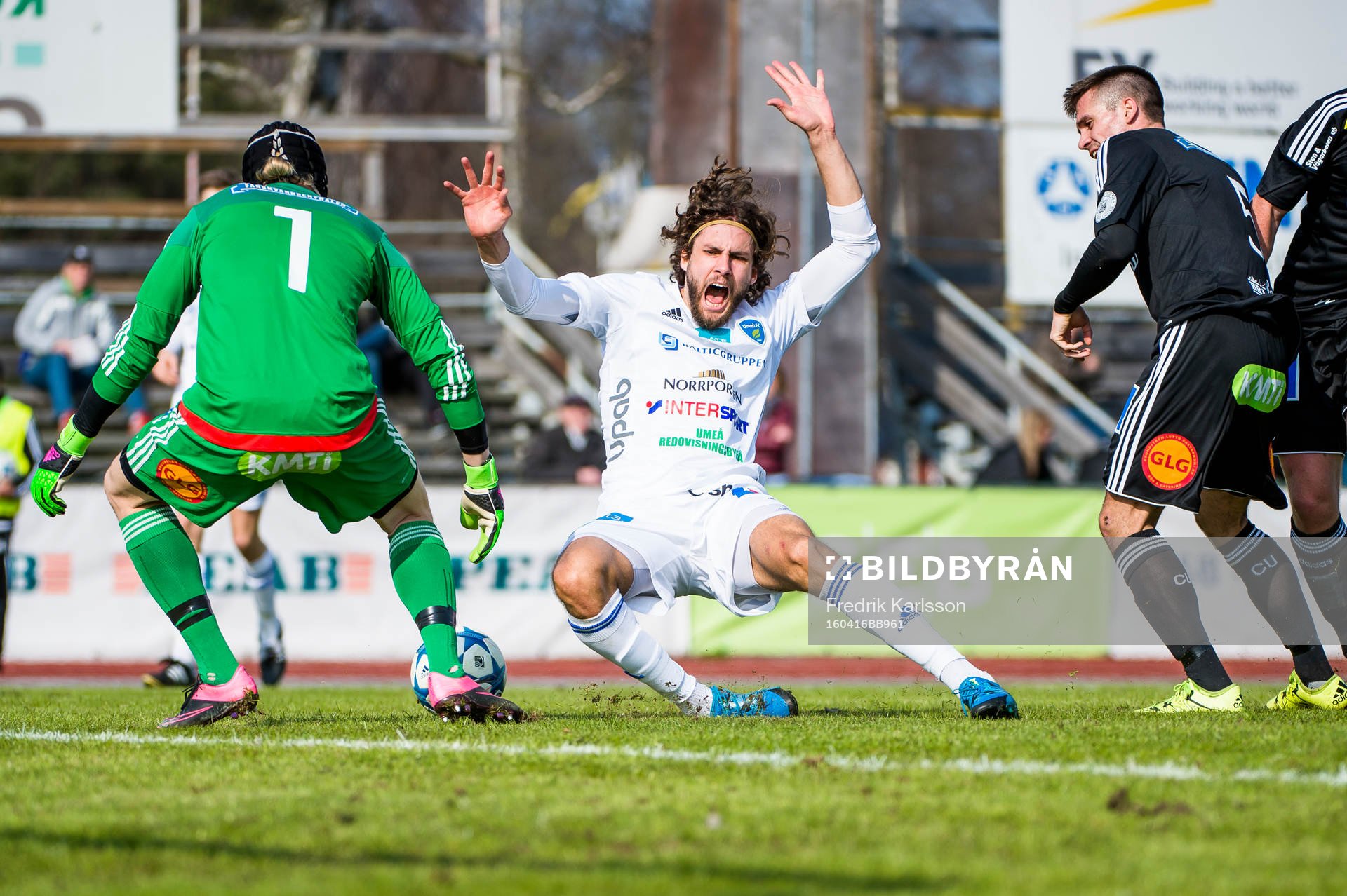 Umeås Simon Mårtensson under fotbollsmatchen i Division 1 norra mellan Carlstad United och Umeå den 16 april 2016 i Karlstad.