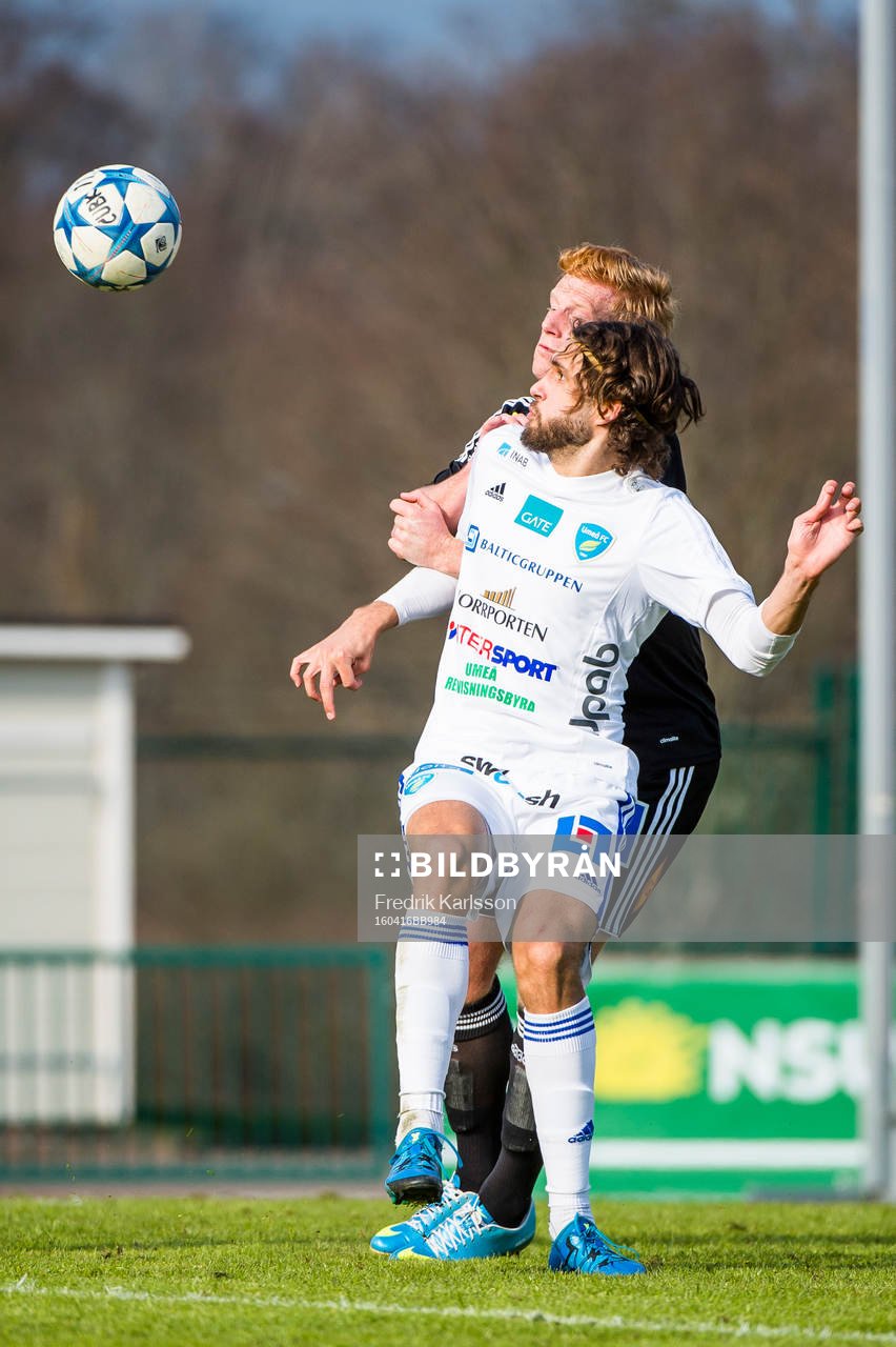 Umeås Simon Mårtensson under fotbollsmatchen i Division 1 norra mellan Carlstad United och Umeå den 16 april 2016 i Karlstad.