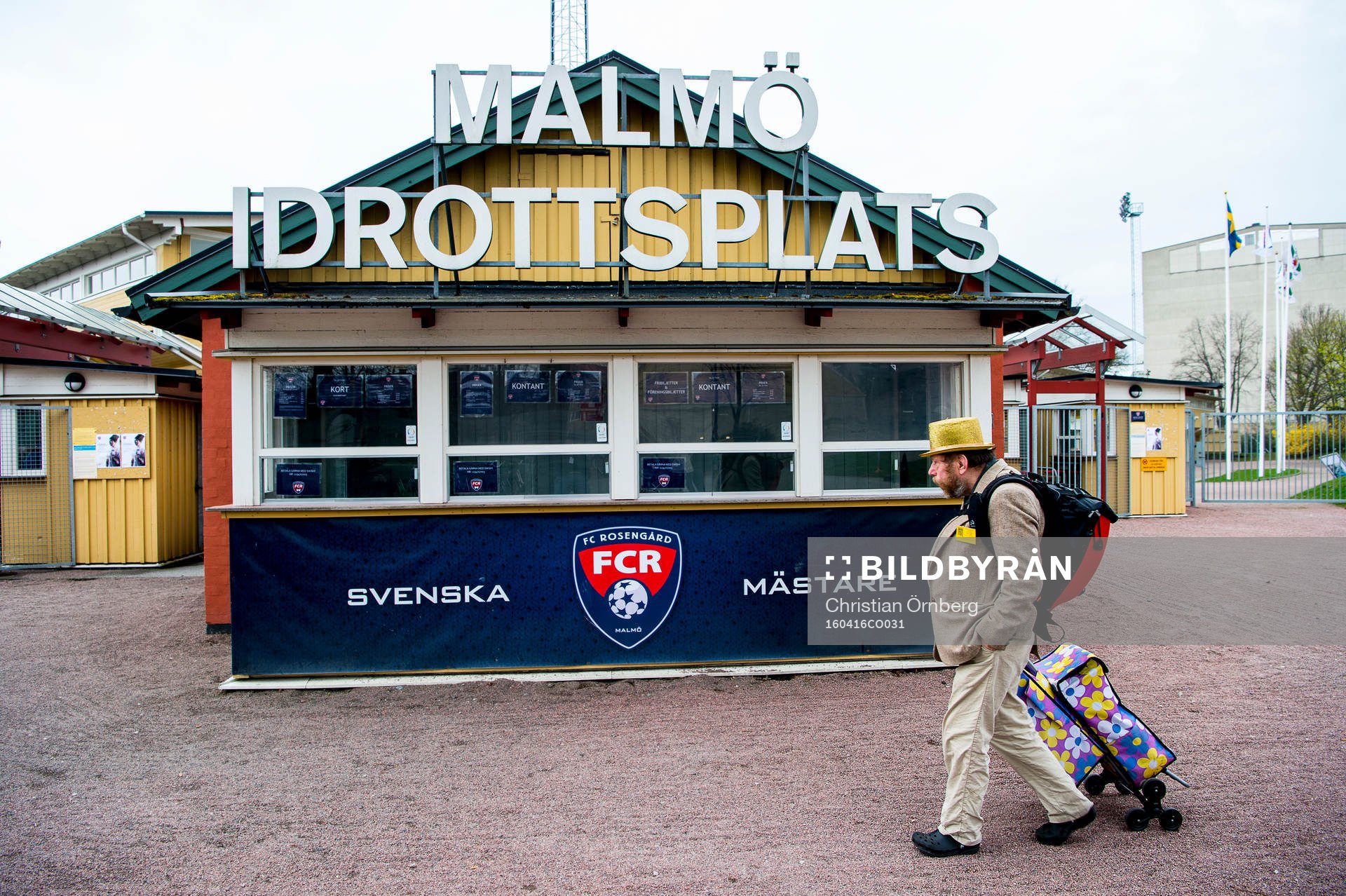 En man i guldhatt