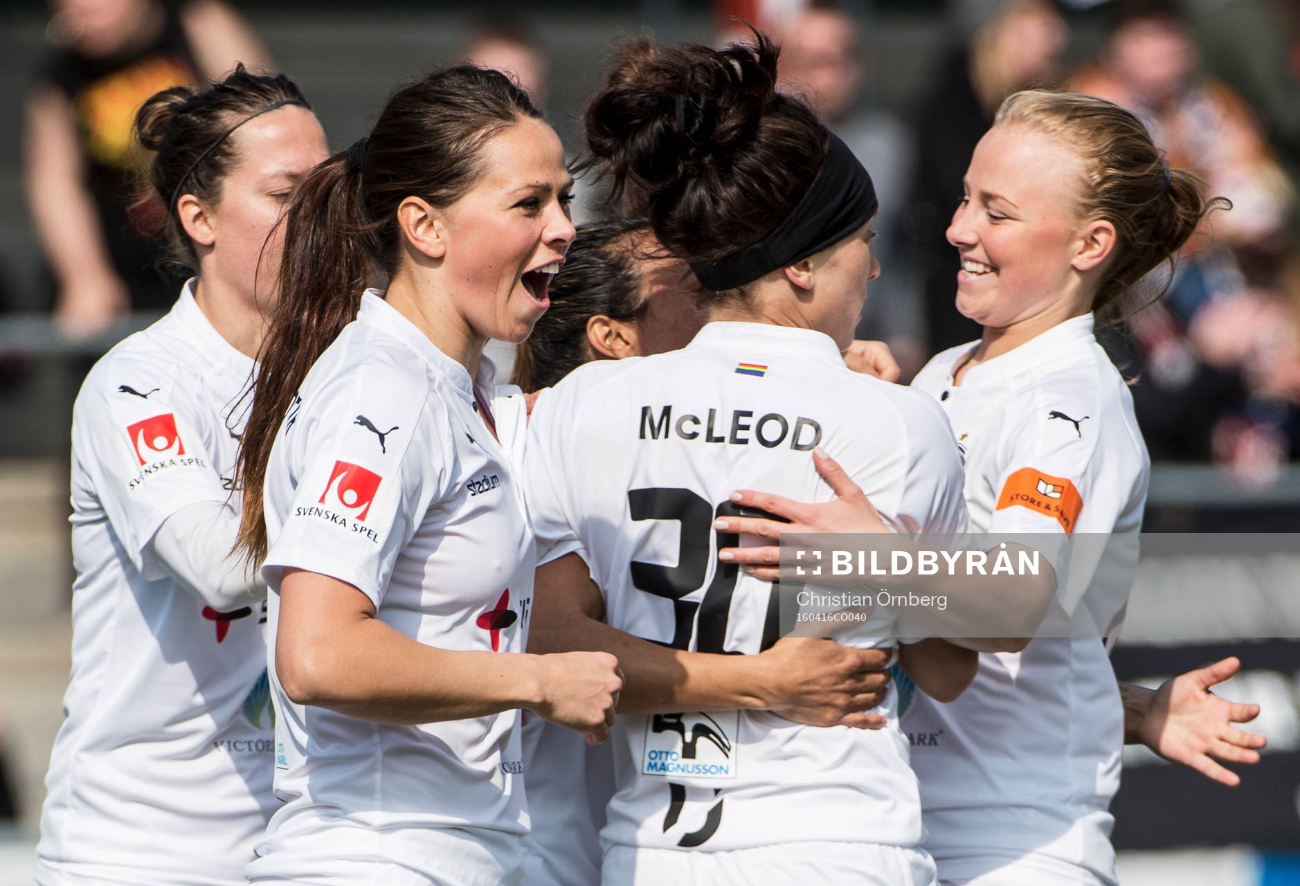 Rosengårds Sara Björk Gunnarsdottir jublar med lagkamraterna åt Marta Viera Da Silvas 1-0 mål under fotbollsmatchen i Damallsvenskan mellan Rosengård och Kristianstad den 16 april 2016 i Malmö.
