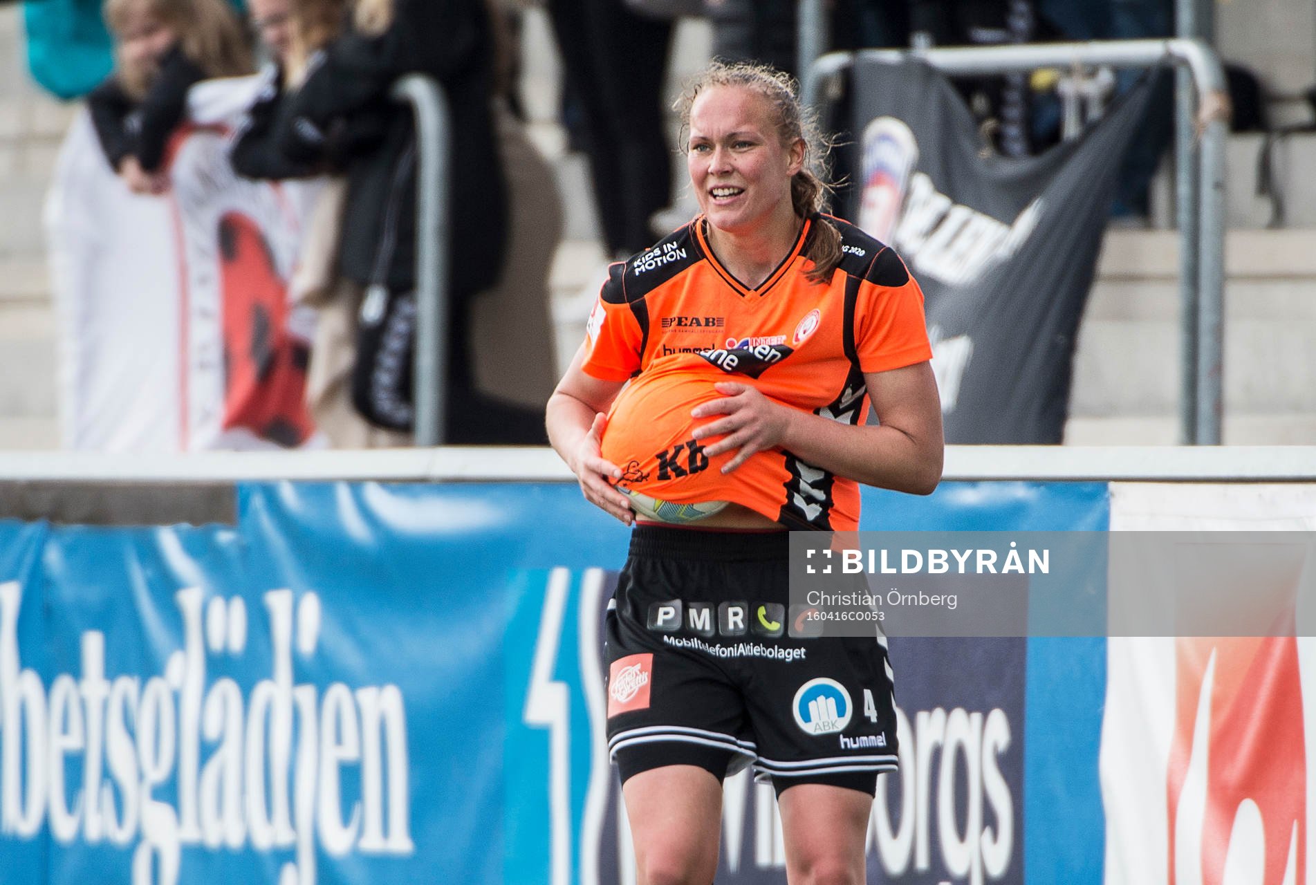 Kristianstads Therese Ivarsson torkar av bollen med tröjan