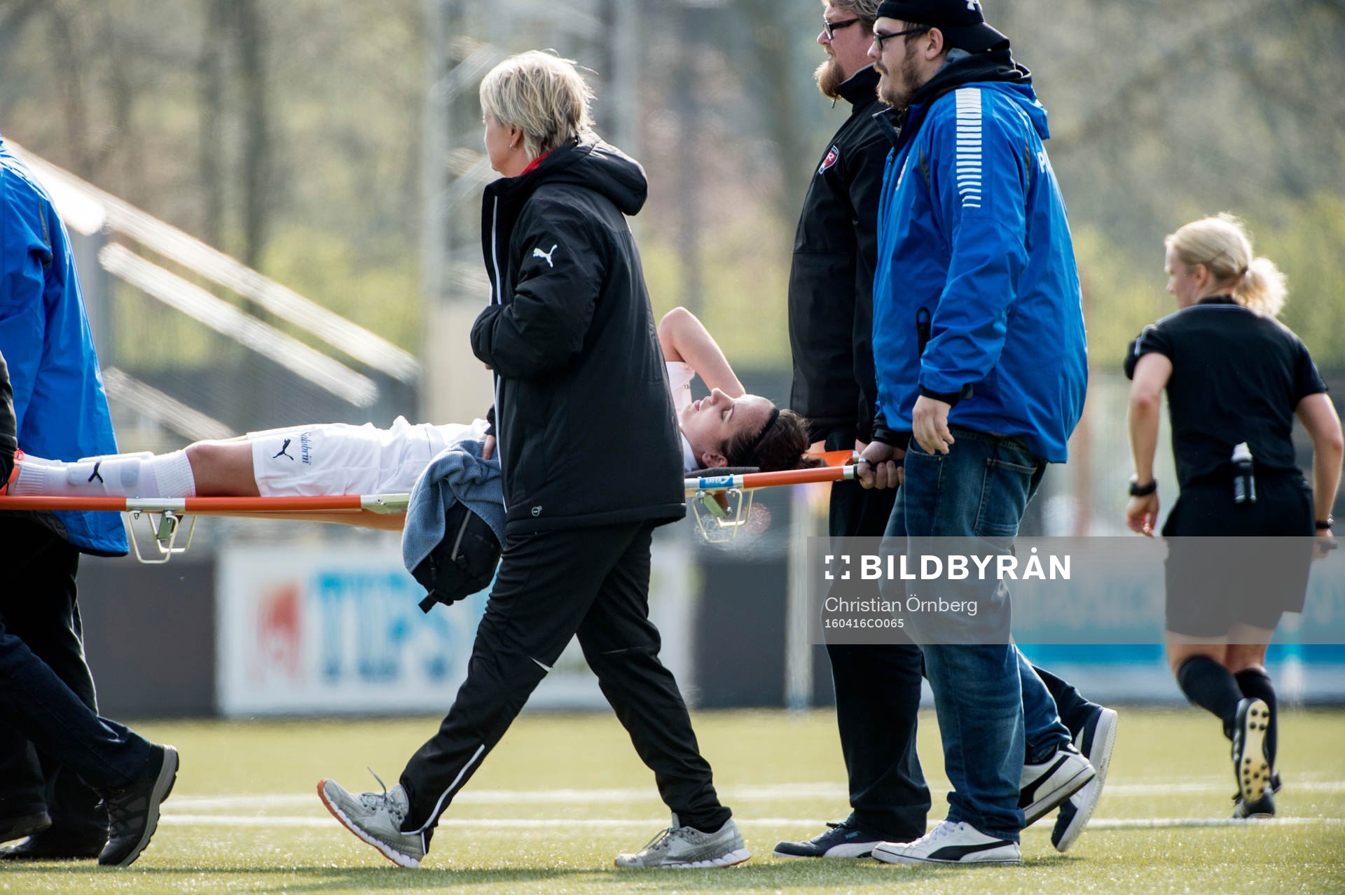 Rosengårds Nataša Andonova skadas och bärs ut på bår