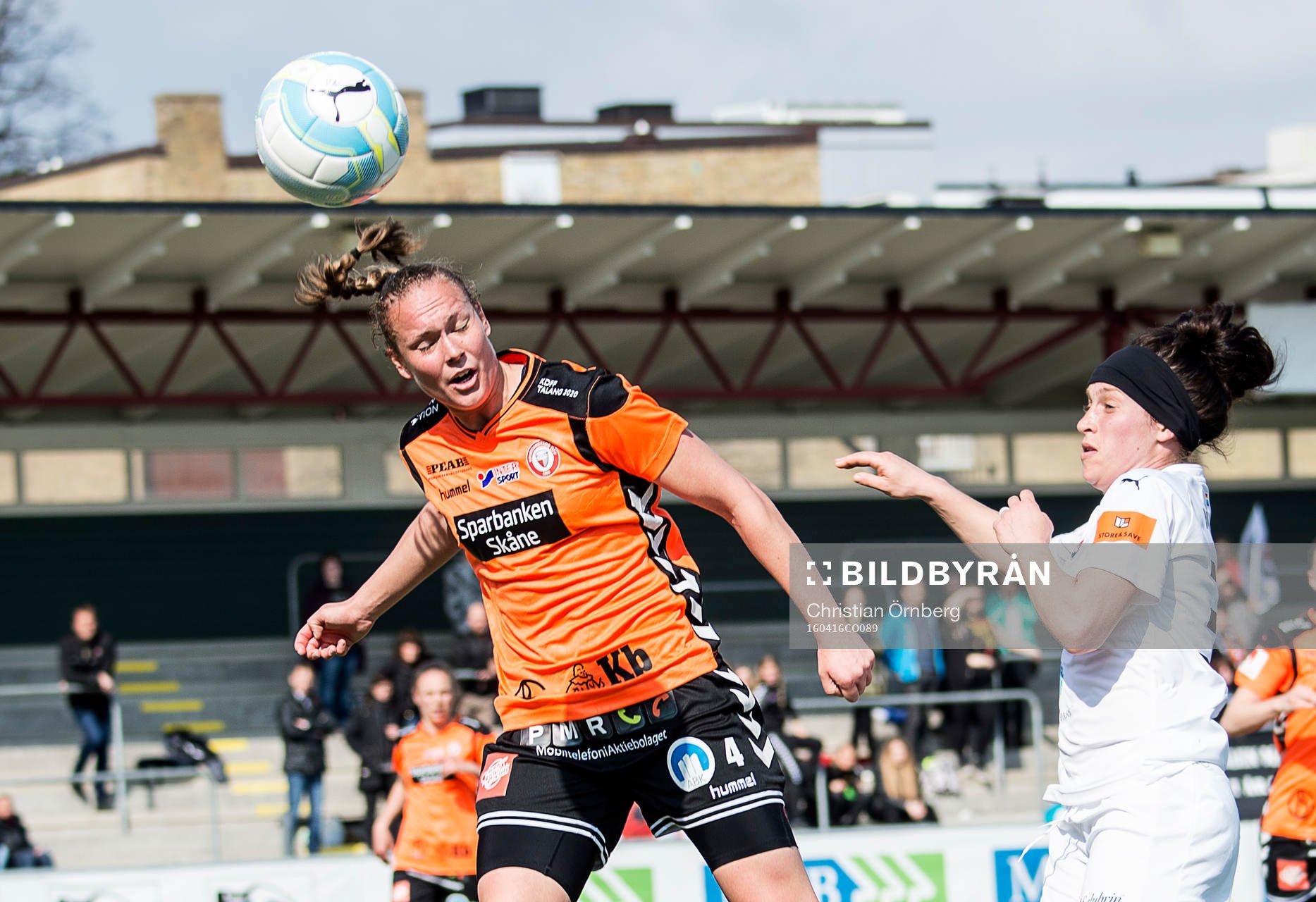 Kristianstads Therese Ivarsson nickar undan bollen för