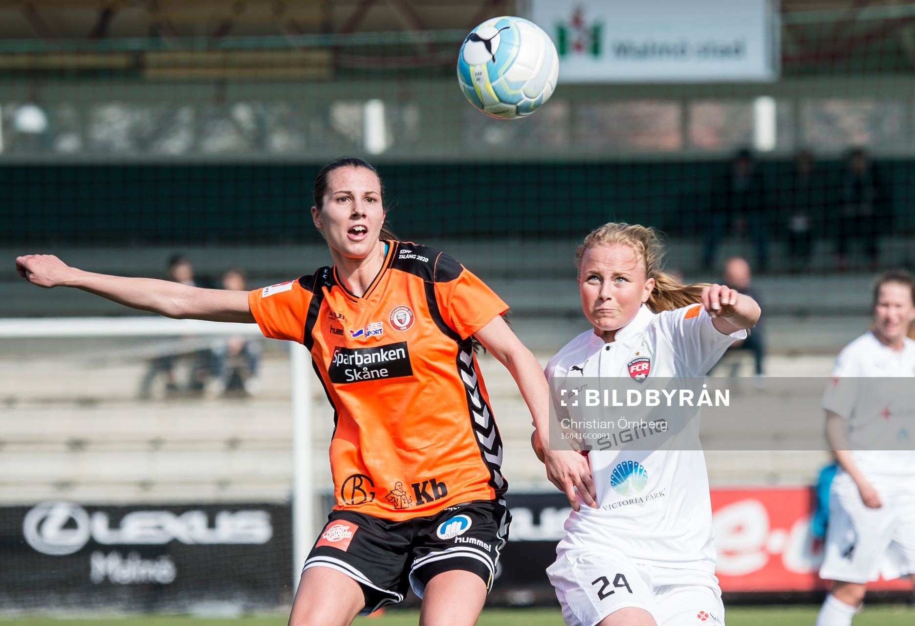Kristianstads Moa Sedin mot Rosengårds Ebba Wieder under fotbollsmatchen i Damallsvenskan mellan Rosengård och Kristianstad den 16 april 2016 i Malmö.
