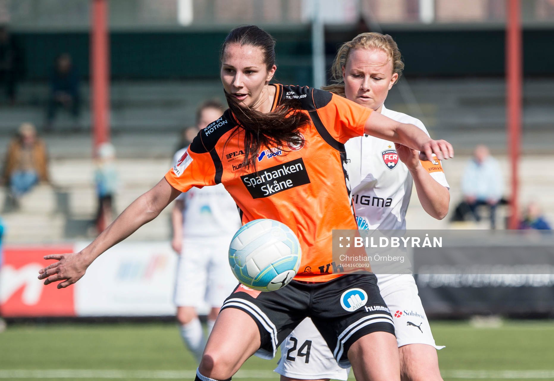 Kristianstads Moa Sedin mot Rosengårds Ebba Wieder under fotbollsmatchen i Damallsvenskan mellan Rosengård och Kristianstad den 16 april 2016 i Malmö.