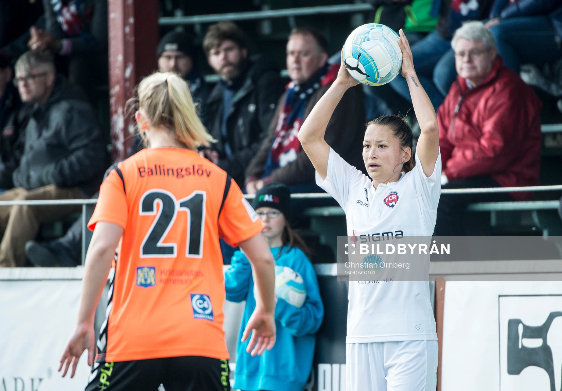 Rosengårds Alexandra Riley mot Kristianstads Lisa Karlsson under fotbollsmatchen i Damallsvenskan mellan Rosengård och Kristianstad den 16 april 2016 i Malmö.