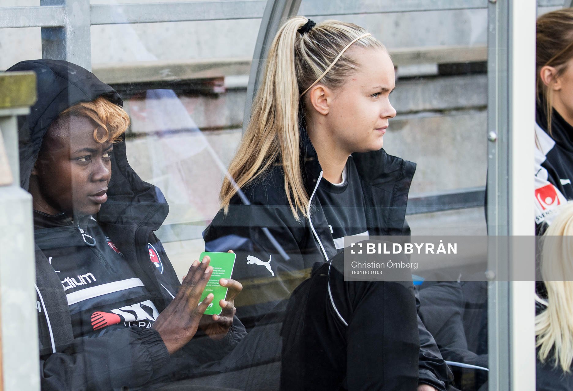 Rosengårds Gaëlle Enganamouit och Iina Salmi på bänken