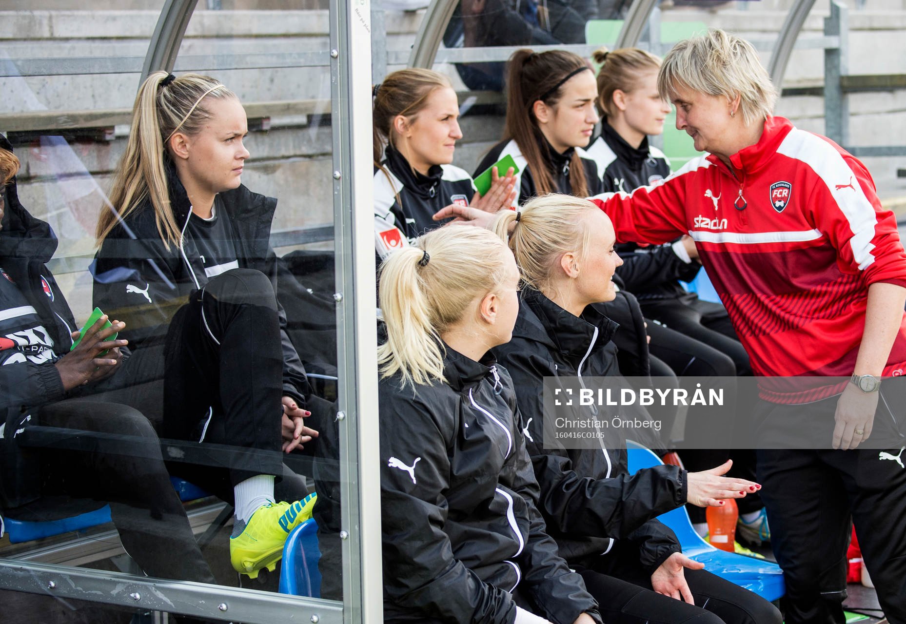 Rosengårds Iina Salmi längst till vänster på bänken