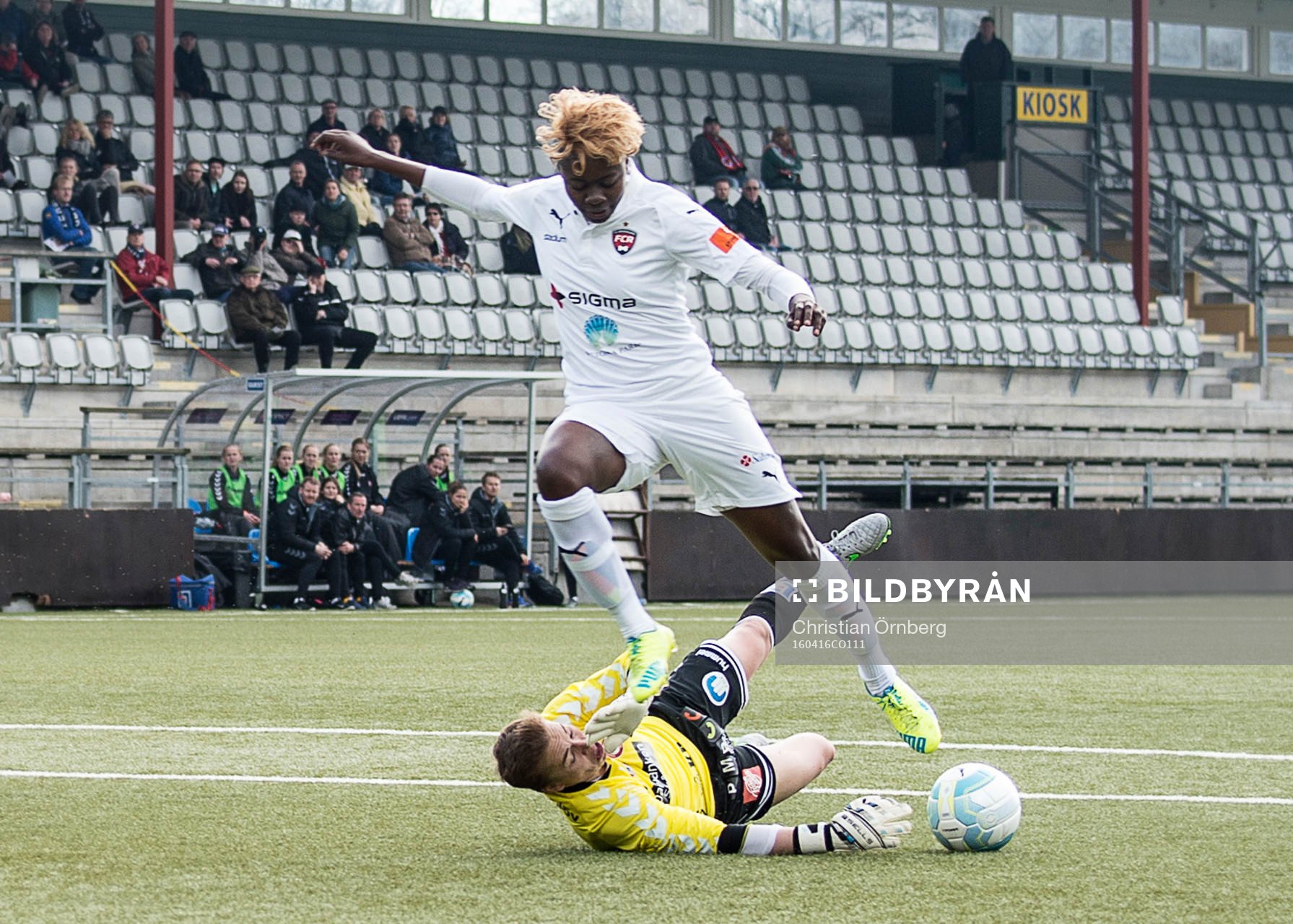 Situationen då Rosengårds Gaëlle Enganamouit skadar sig