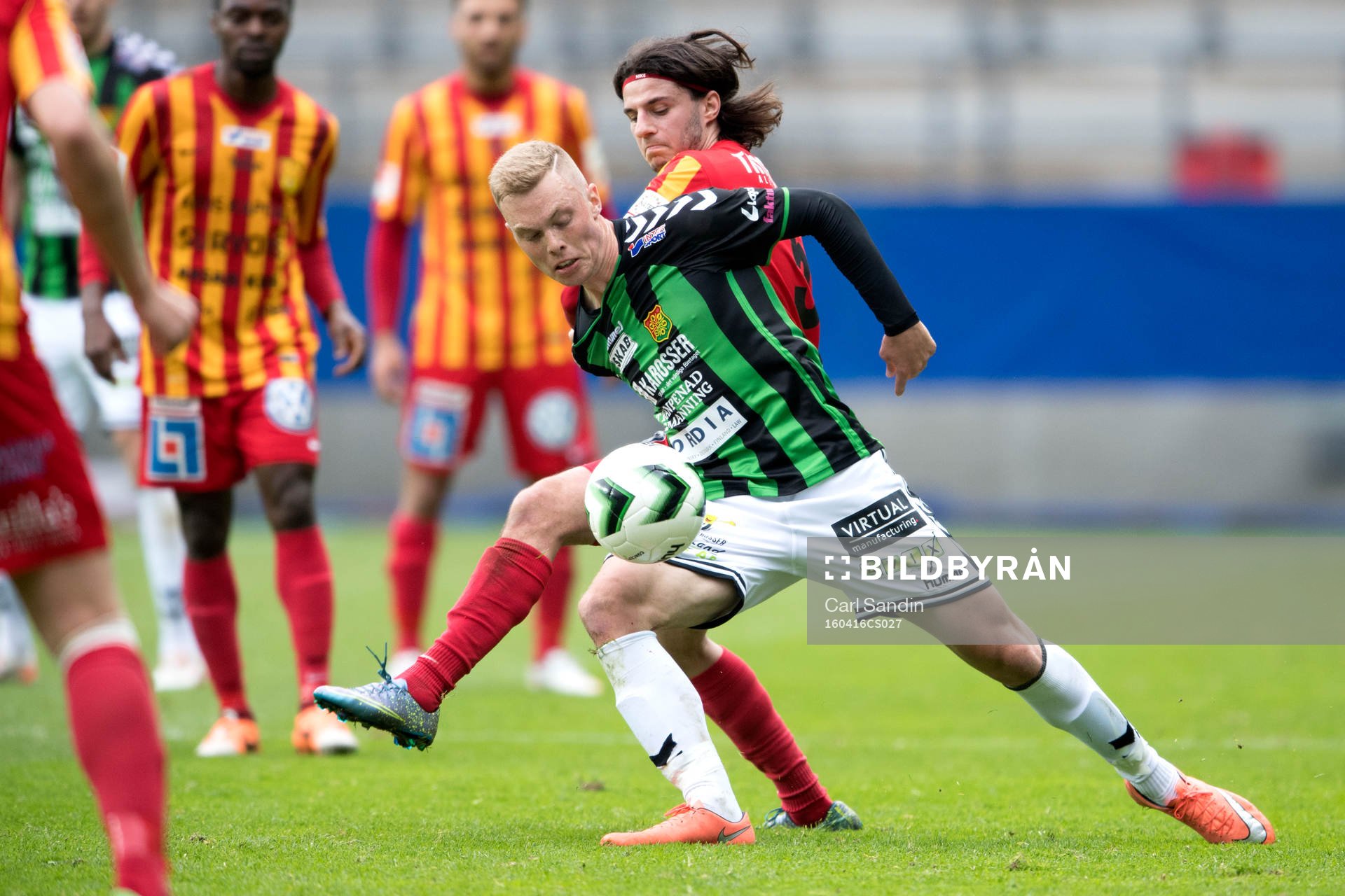 GAIS Renny Smith i närkamp med Syrianskas Stefan Ilic under fotbollsmatchen i Superettan mellan GAIS och Syrianska den 16 april 2016 i Göteborg.