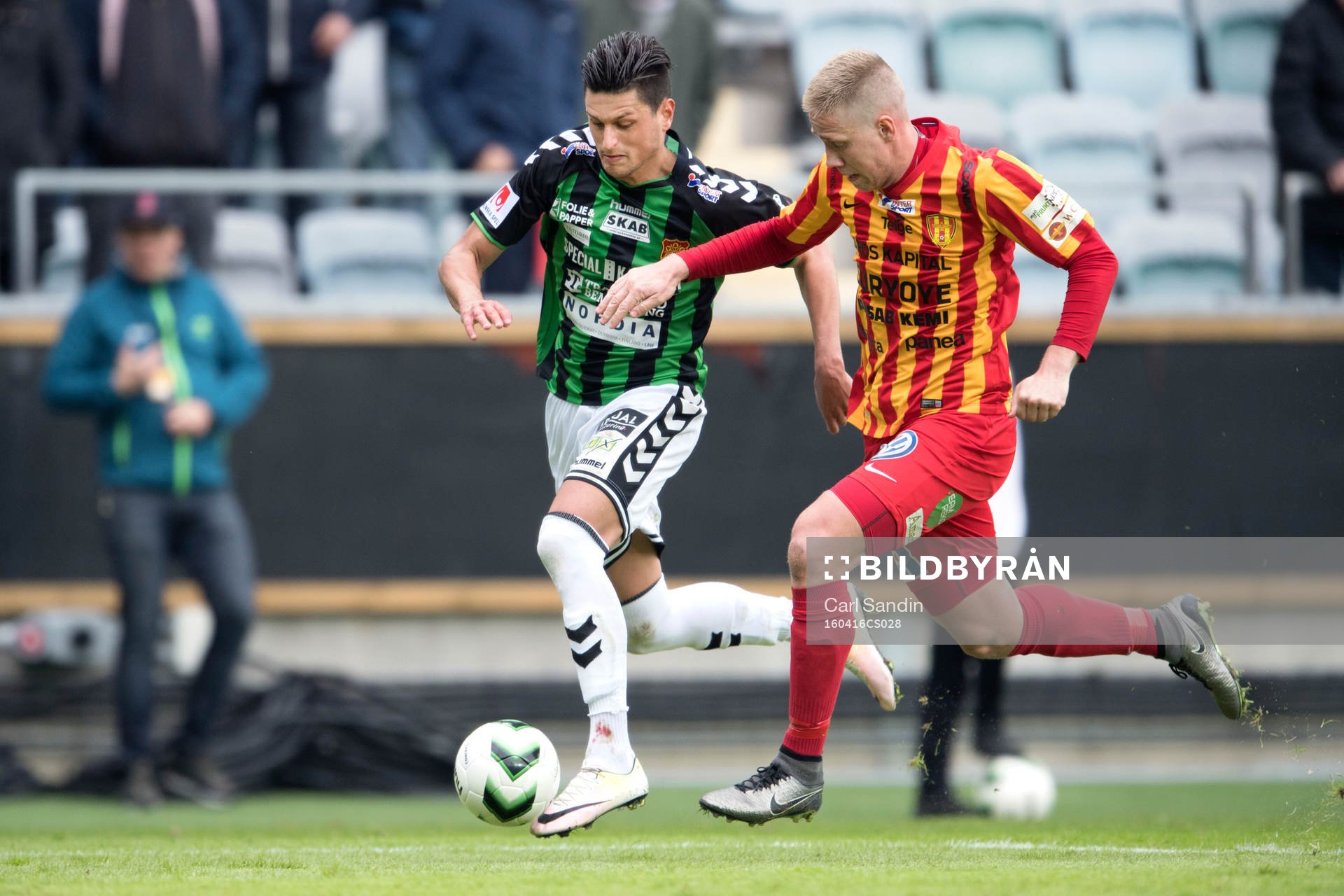 GAIS Luka Mijaljevic i kamp om bollen med Syrianskas