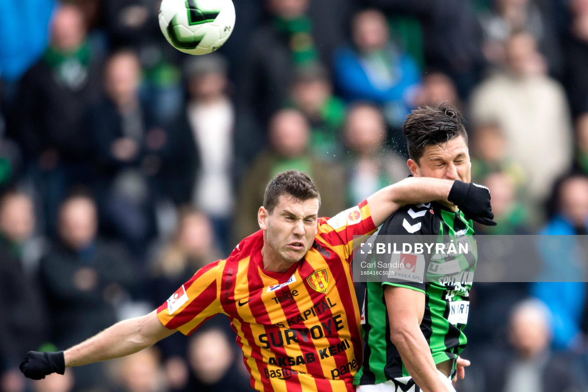 Syrianskas Daniel Nilsson i nickduell med GAIS Luka Mijaljevic under fotbollsmatchen i Superettan mellan GAIS och Syrianska den 16 april 2016 i Göteborg.
