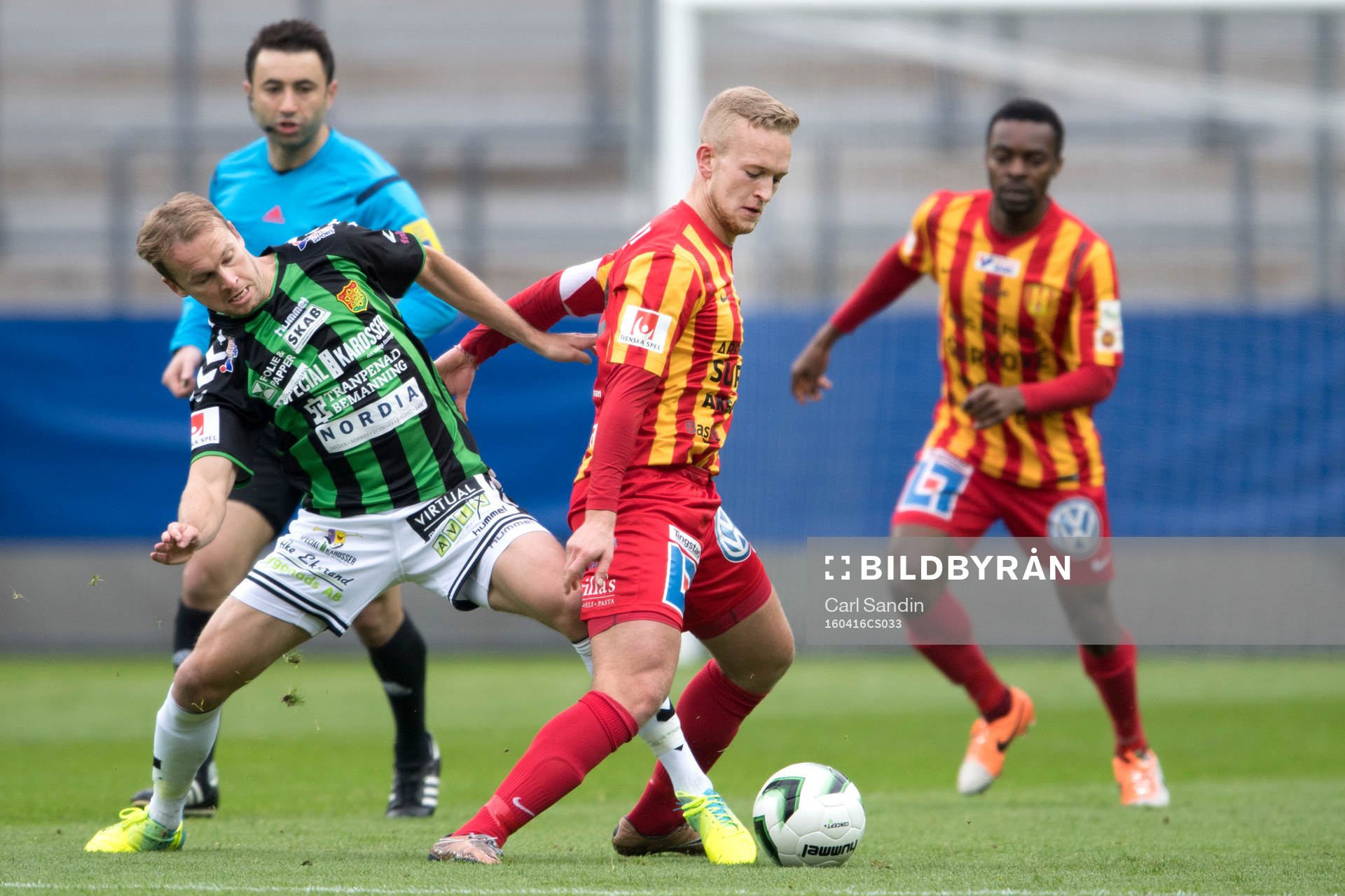 GAIS Craig Henderson i kamp om bollen med Syrianskas