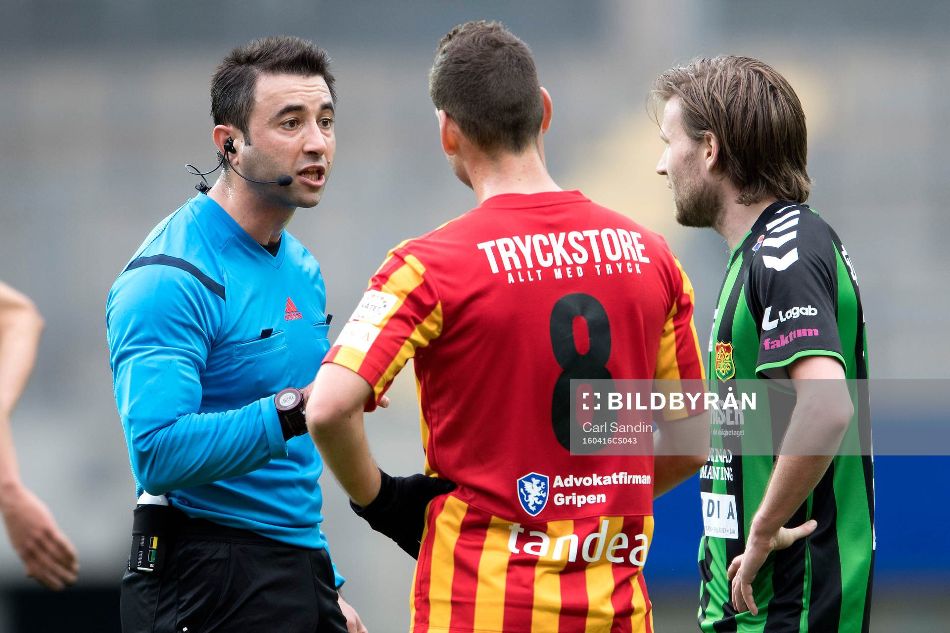 Domare Diako Behnam pratar med Syrianskas Daniel Nilsson