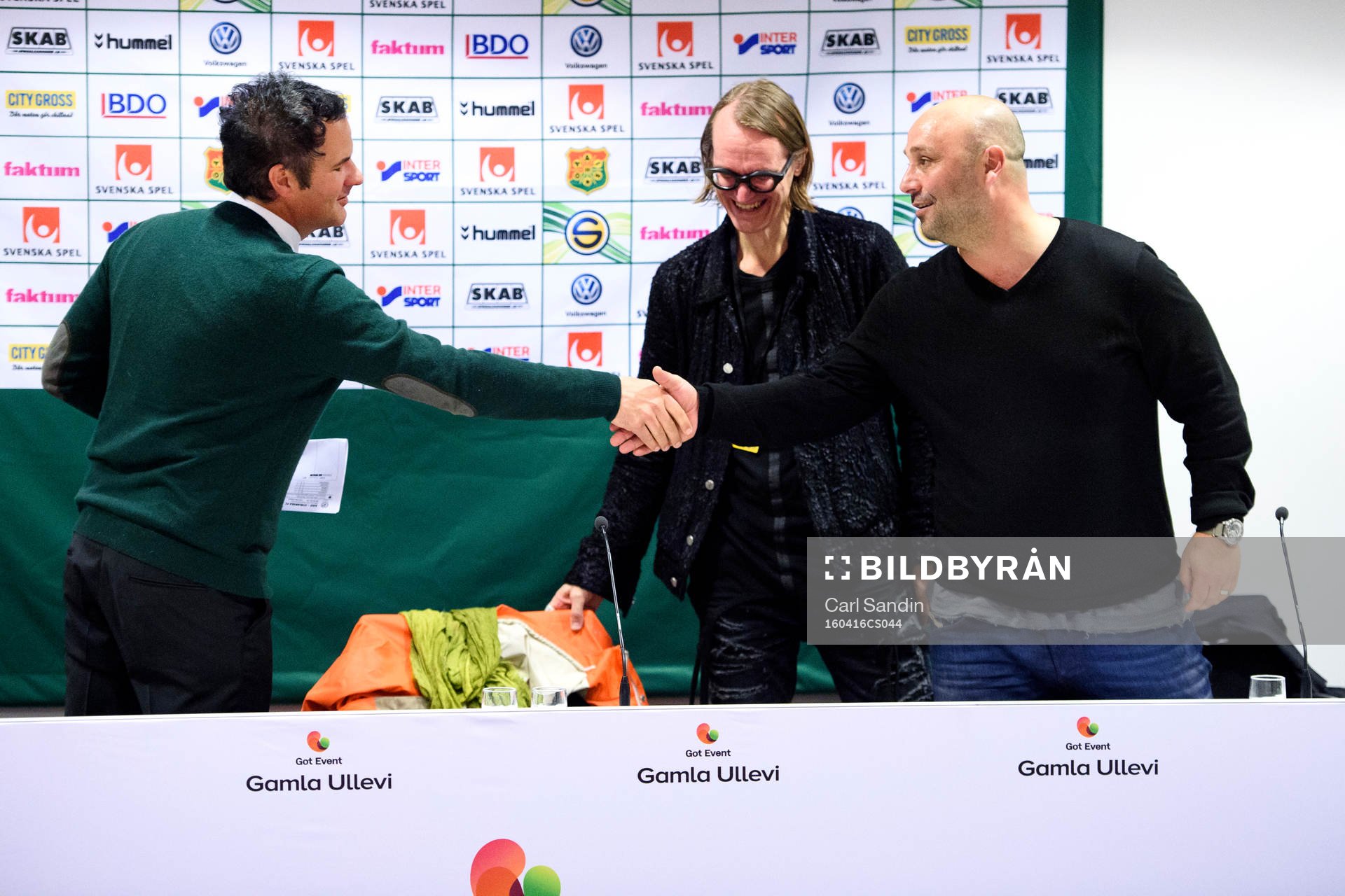 GAIS tränare Benjamin Westman och Syrianskas tränare Bosko Orovic tar i hand efter fotbollsmatchen i Superettan mellan GAIS och Syrianska den 16 april 2016 i Göteborg.