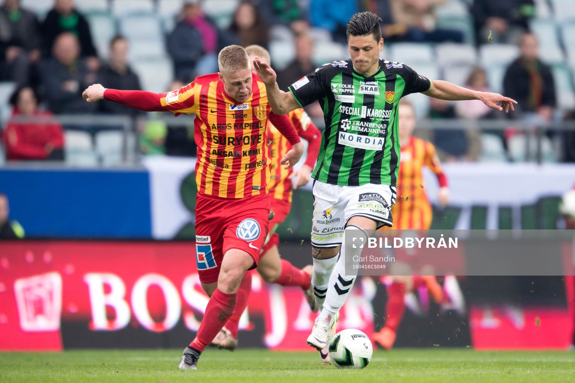 Syrianskas Mattias Liljestrand i närkamp med GAIS Luka Mijaljevic under fotbollsmatchen i Superettan mellan GAIS och Syrianska den 16 april 2016 i Göteborg.