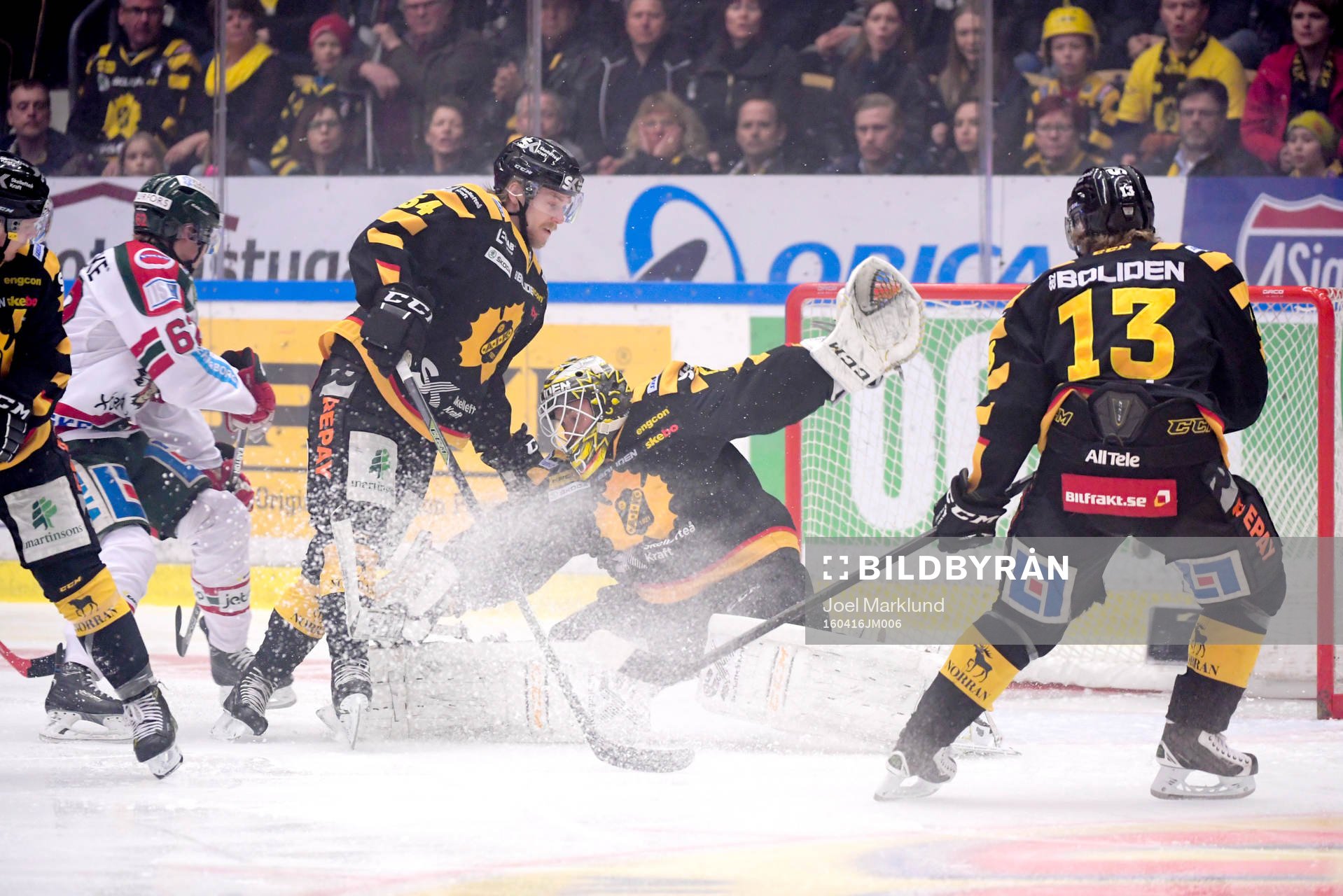 Frölundas Artturi Lehkonen oroar framför Skellefteås