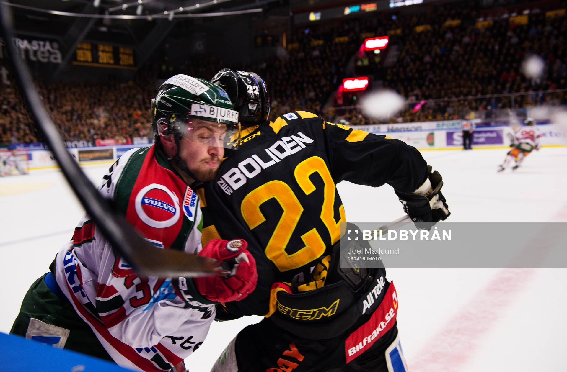 Frölundas Lukas Bengtsson blir tacklad av Skellefteås