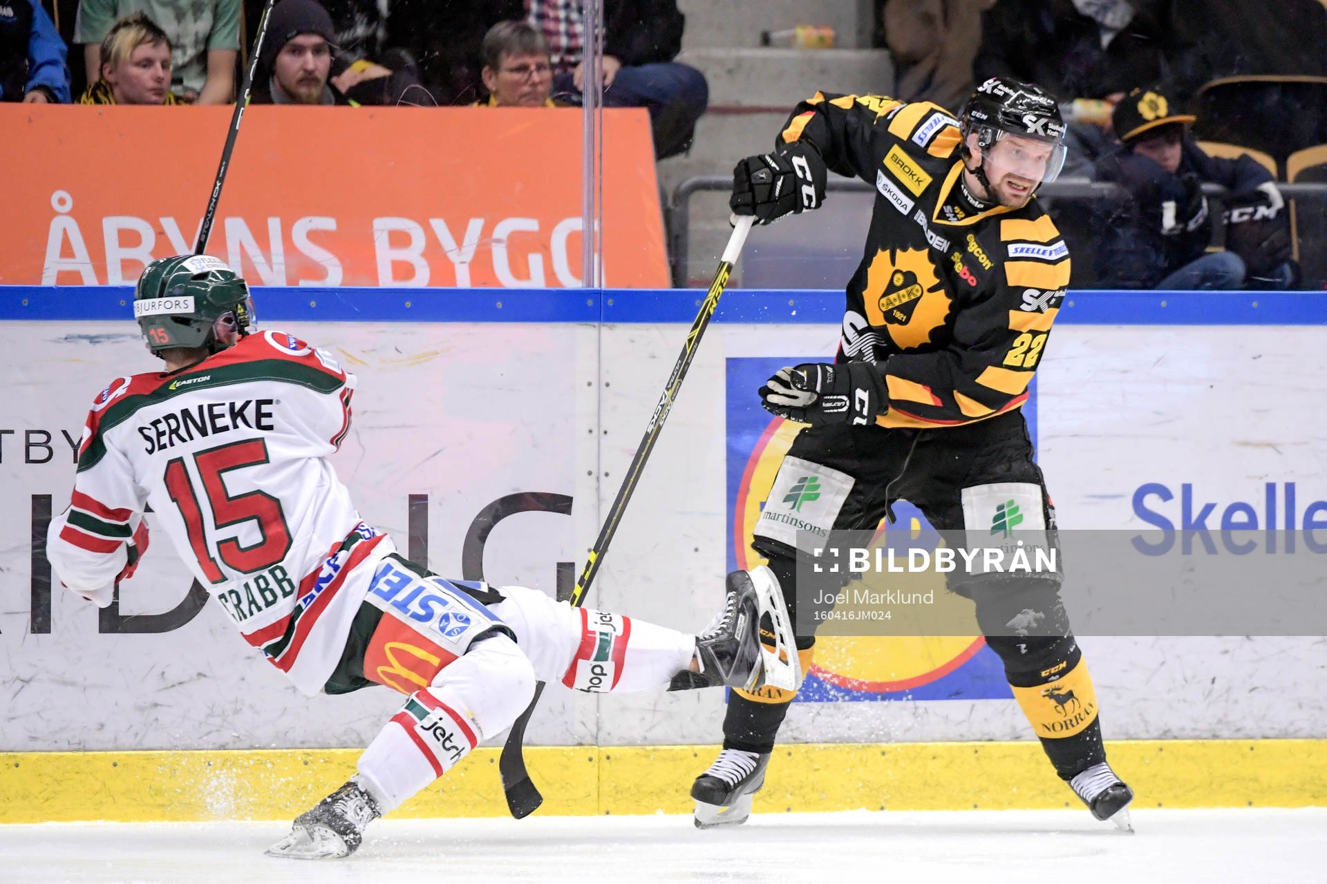 Frölundas Joey Crabb och Skellefteås Janne Pesonen