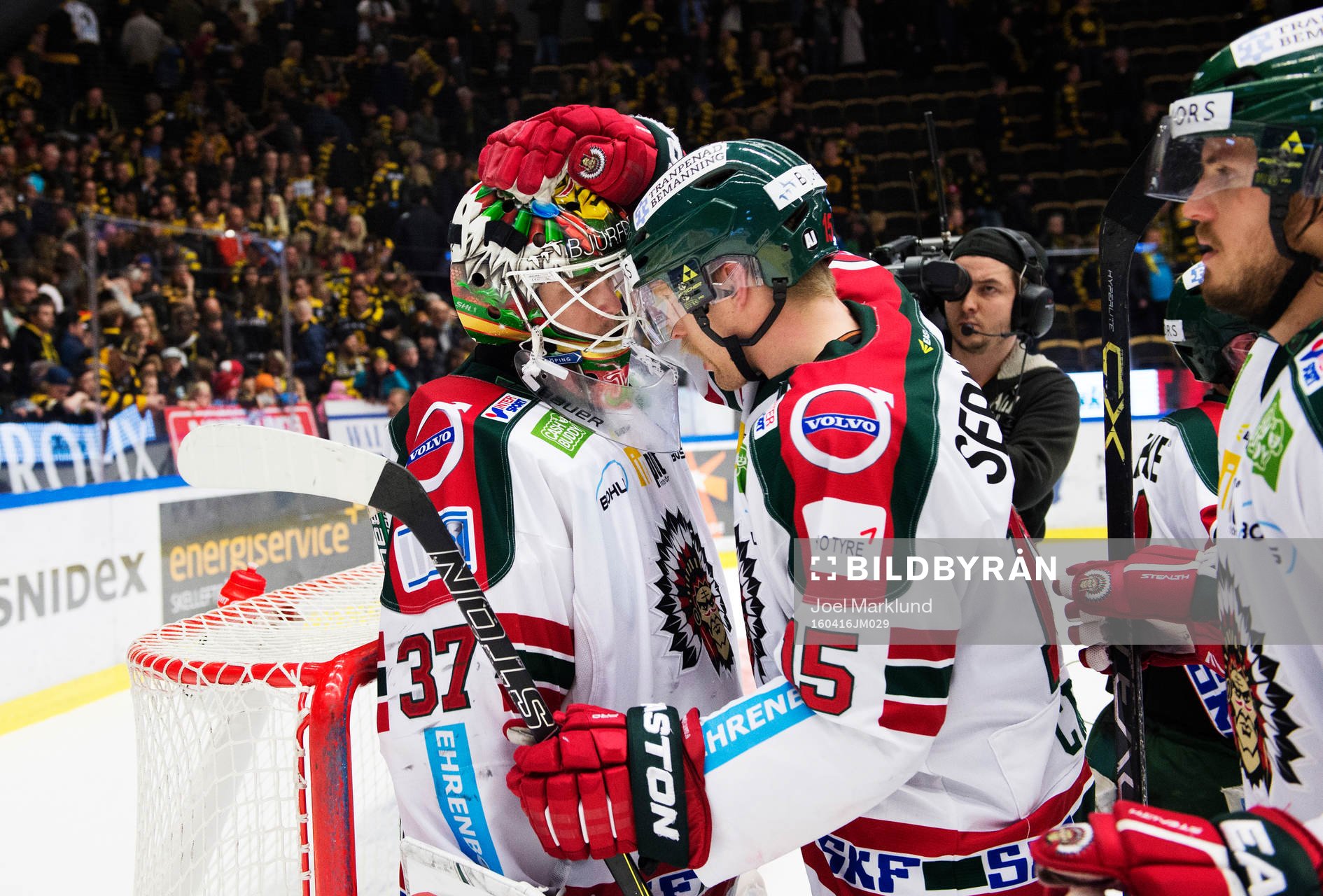 Frölundas målvakt Johan Gustafsson och Joey Crabb kramar