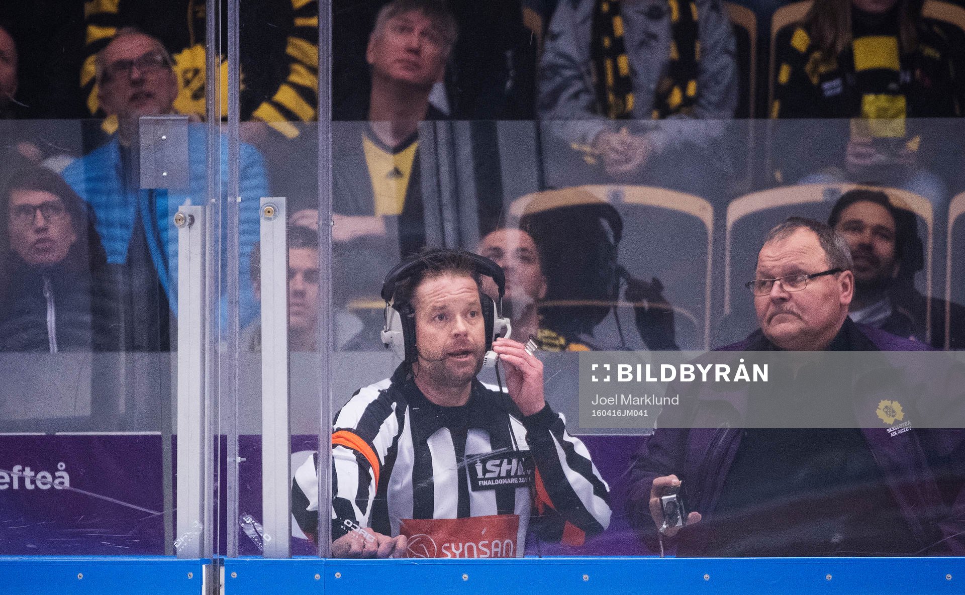 Domaren Patrik Sjöberg tar hjälp av videobedömning när