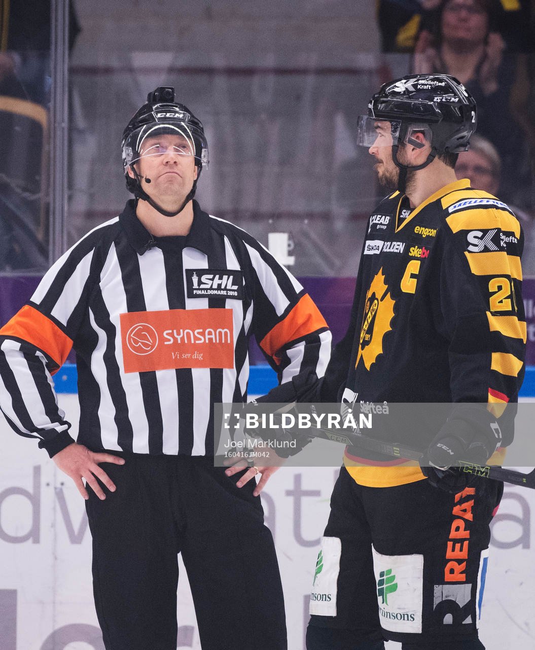 Domare Sören Persson och Skellefteås Jimmie Ericsson