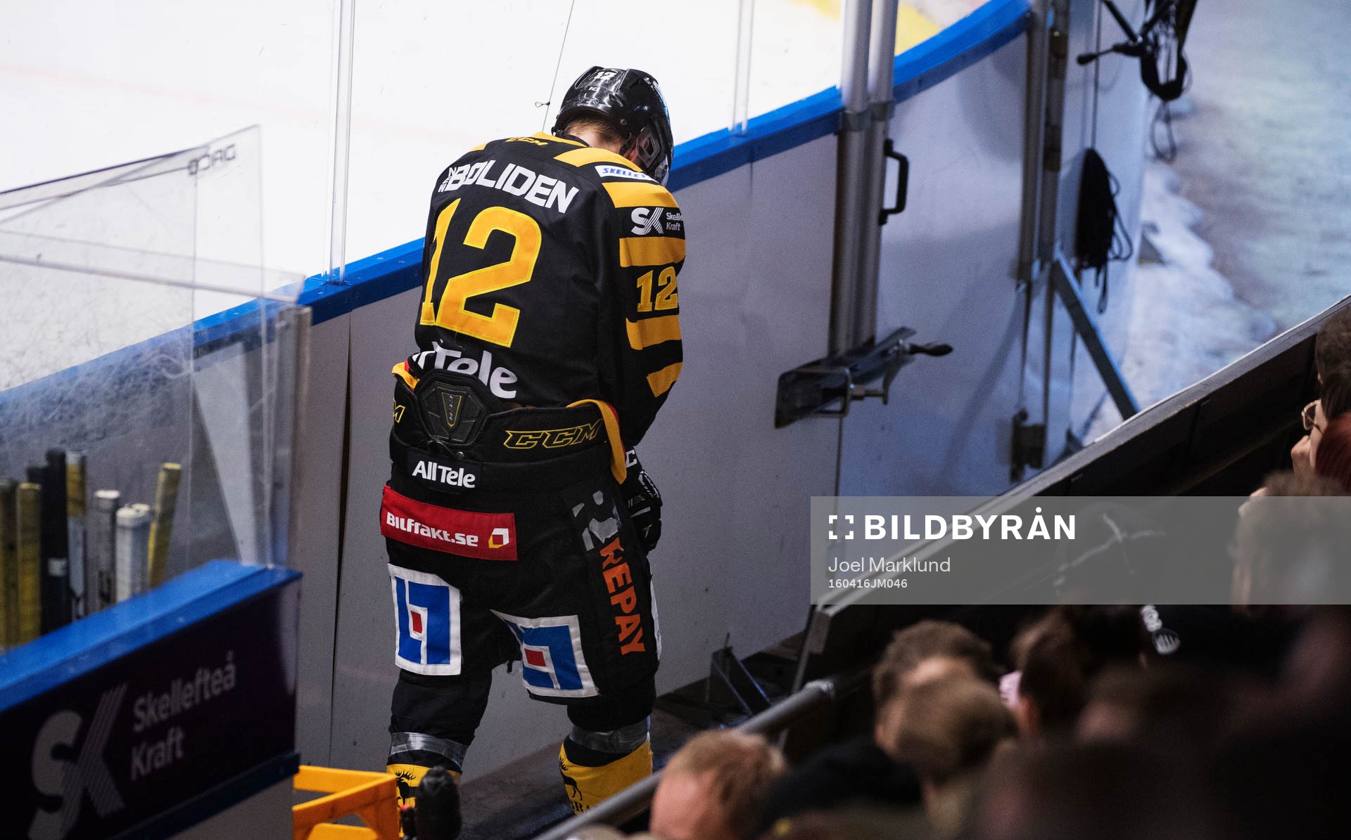 Skellefteås Adam Pettersson lämnar isen skadad