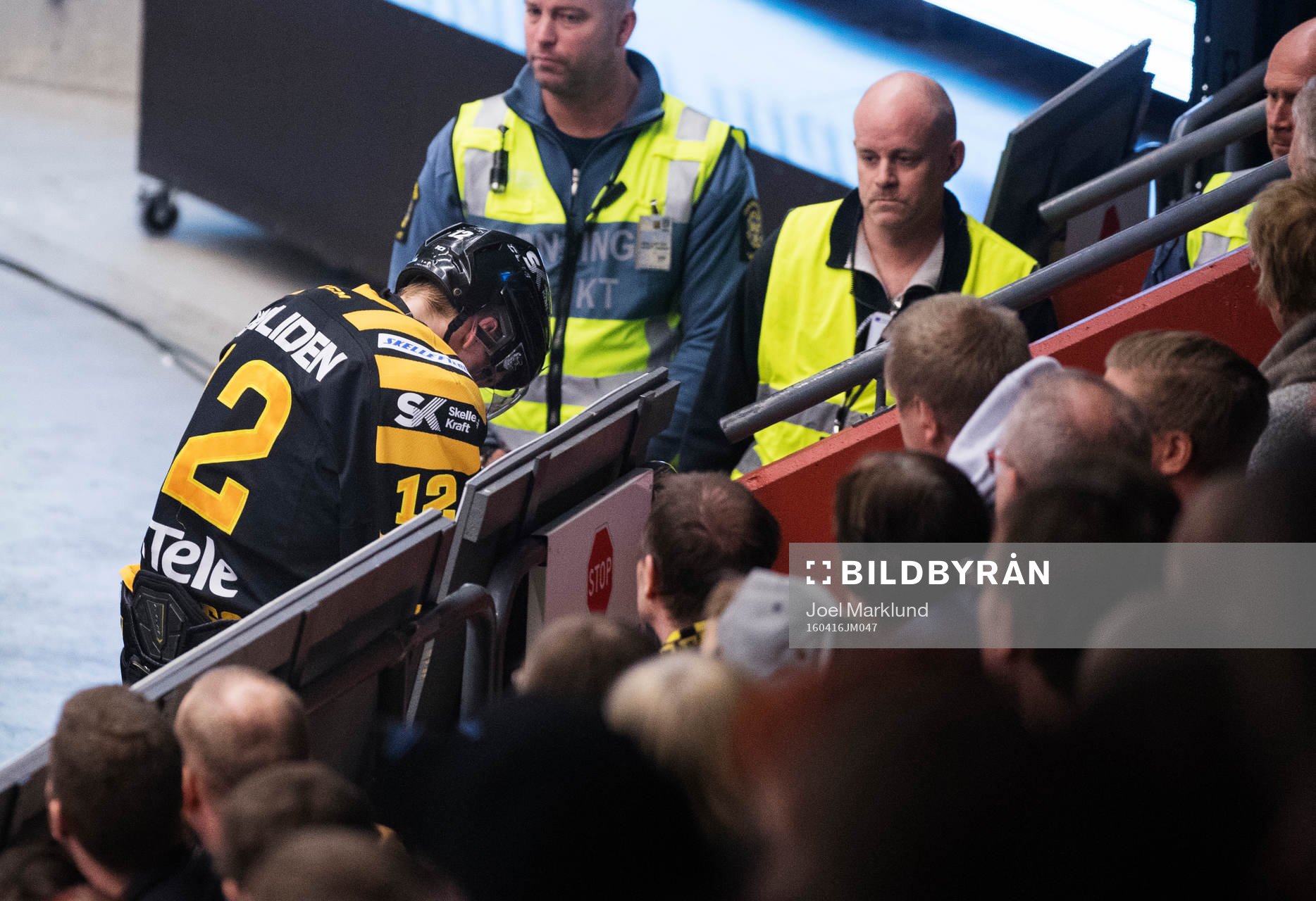 Skellefteås Adam Pettersson lämnar isen skadad