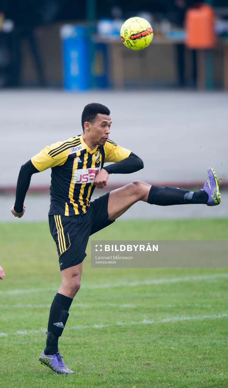 IFK Hässleholms Kevin Thompson i matchen i division 2