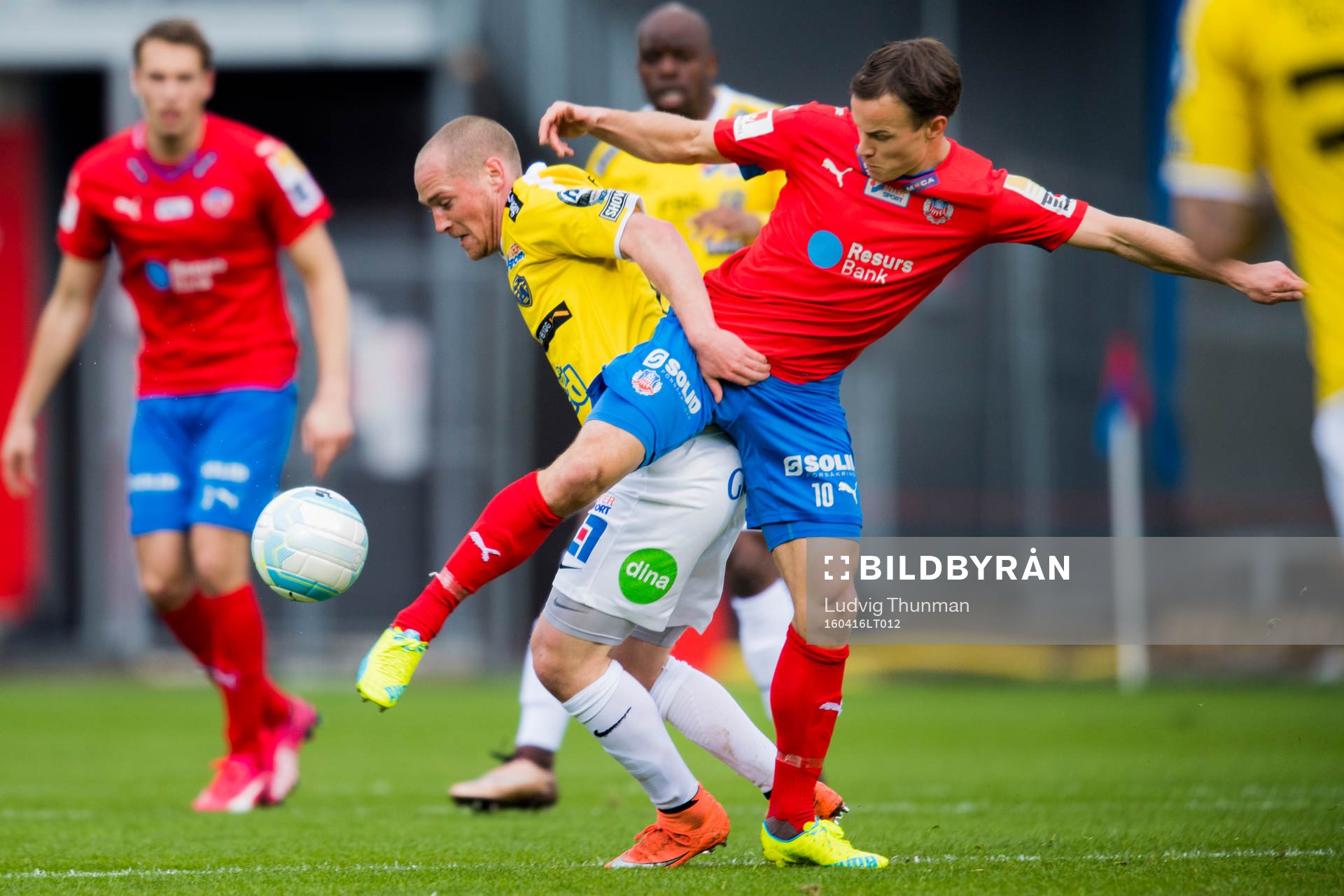 Helsingborgs Anton Wede i kamp om bollen