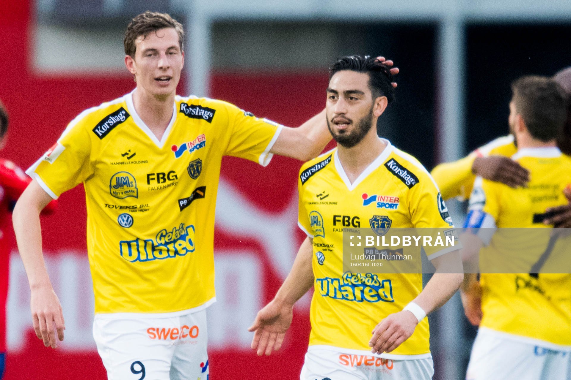 Falkenbergs Gustaf Nilsson och Amin Nazari firar 0-1 under fotbollsmatchen i Allsvenskan mellan Helsingborg och Falkenberg den 16 april 2016 i Helsingborg.