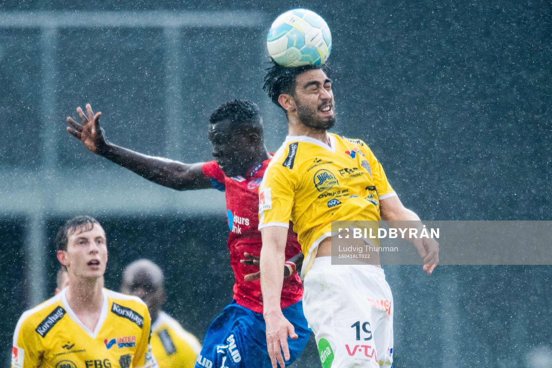 Helsingborgs Lalawélé Atakora i kamp om bollen med Falkenbergs Amin Nazari under fotbollsmatchen i Allsvenskan mellan Helsingborg och Falkenberg den 16 april 2016 i Helsingborg.