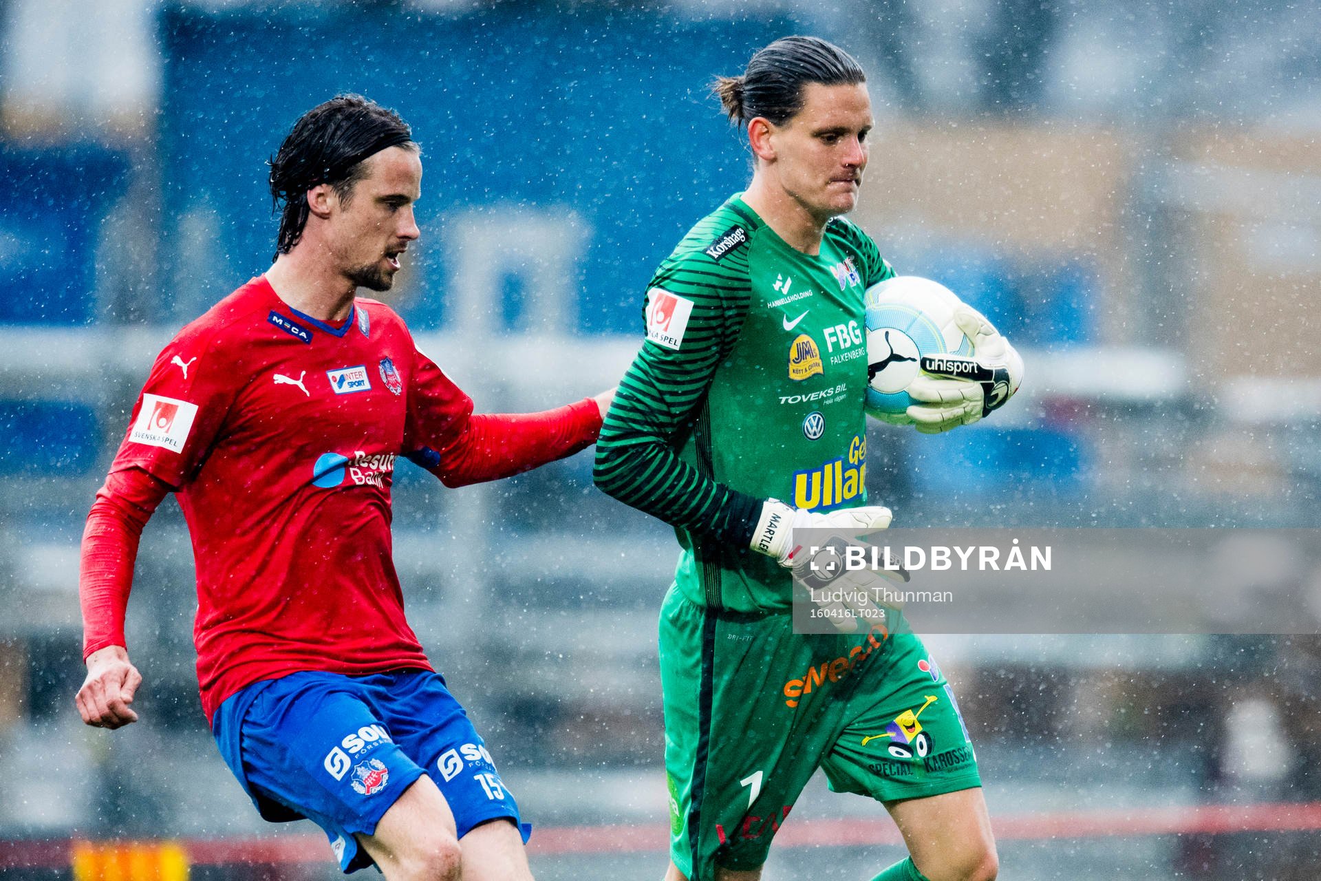 Helsingborgs Linus Hallenius och Falkenbergs målvakt Otto