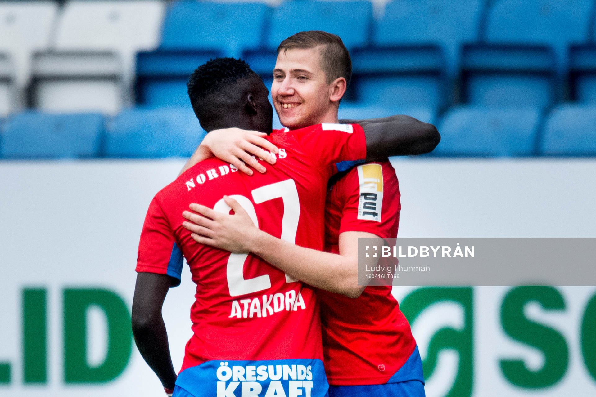 Helsingborgs Darijan Bojanić kramas om av Lalawélé