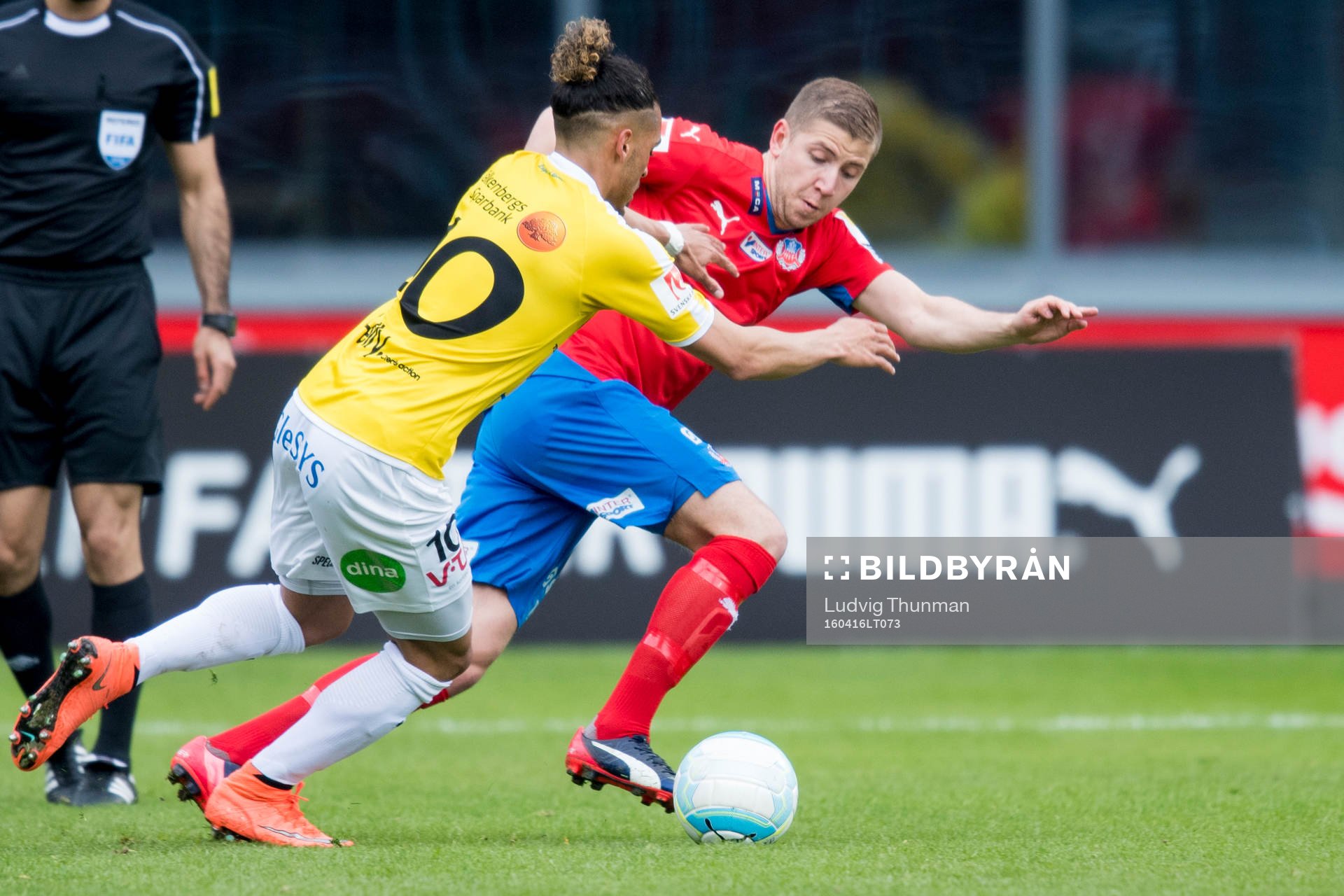 Helsingborgs Darijan Bojanić bevakar Falkenbergs Alexander