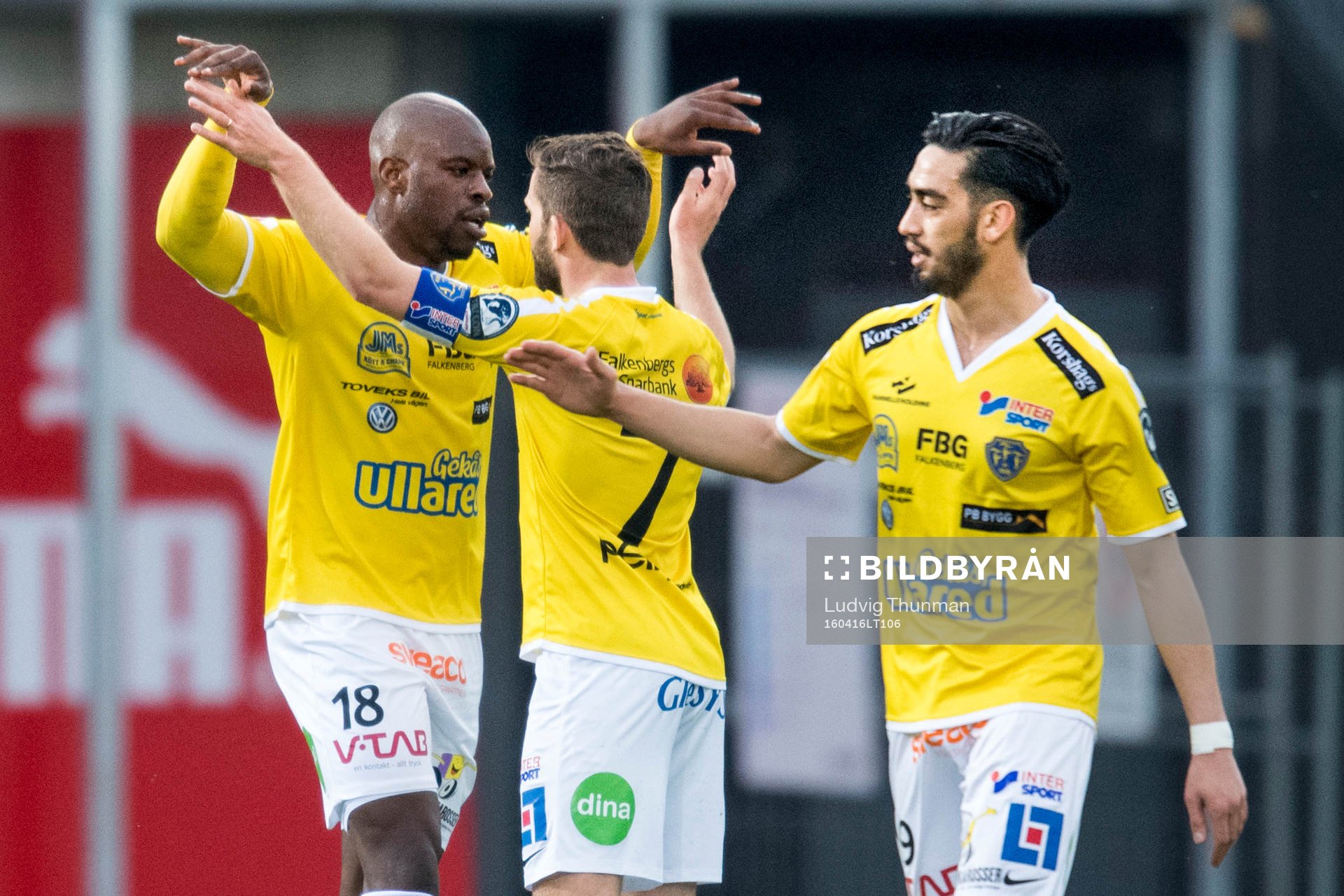 Falkenbergs Hakeem Araba firar David Svensson (mitten) som gjort 0-1 tillsammans med Amin Nazari under fotbollsmatchen i Allsvenskan mellan Helsingborg och Falkenberg den 16 april 2016 i Helsingborg.
