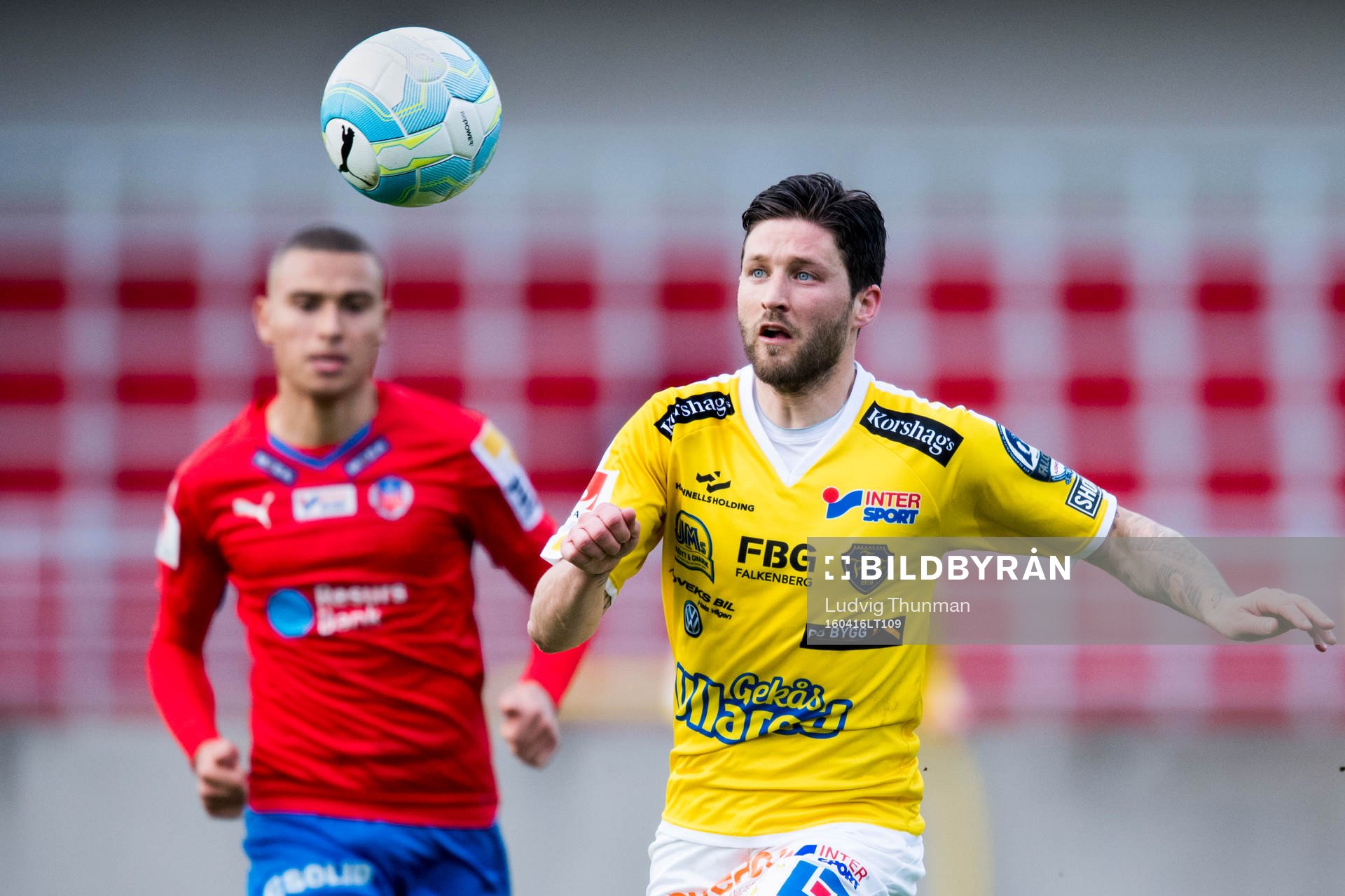 Falkenbergs Hampus Svensson jagas av Helsingborgs Jordan