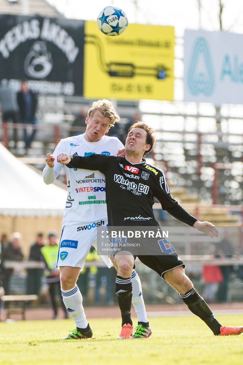 Umeås Axel Fällman under fotbollsmatchen i Division 1 norra mellan Carlstad United och Umeå den 16 april 2016 i Karlstad.