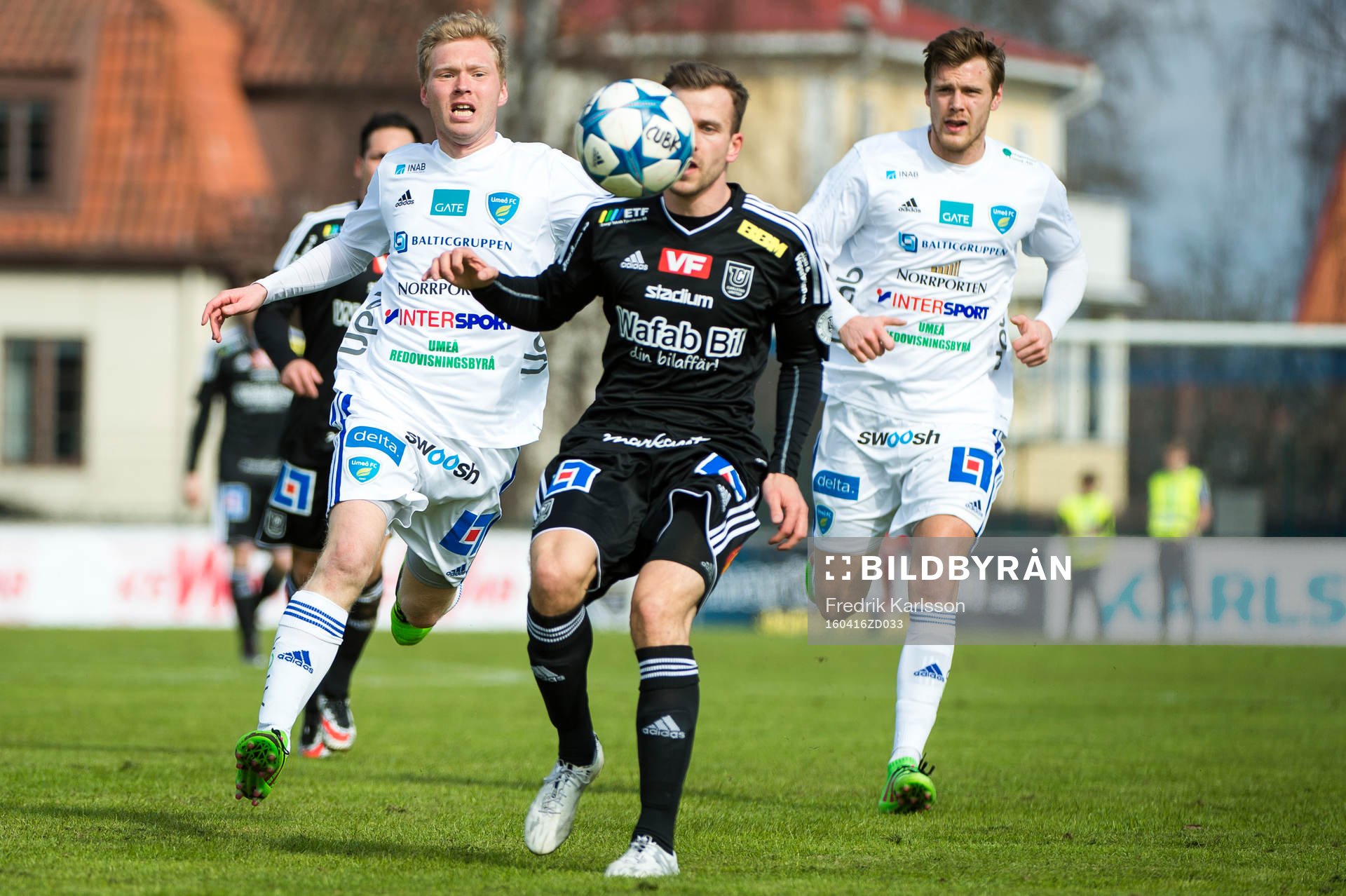 Umeås Fredrik Wennebro under fotbollsmatchen i Division 1 norra mellan Carlstad United och Umeå den 16 april 2016 i Karlstad.
