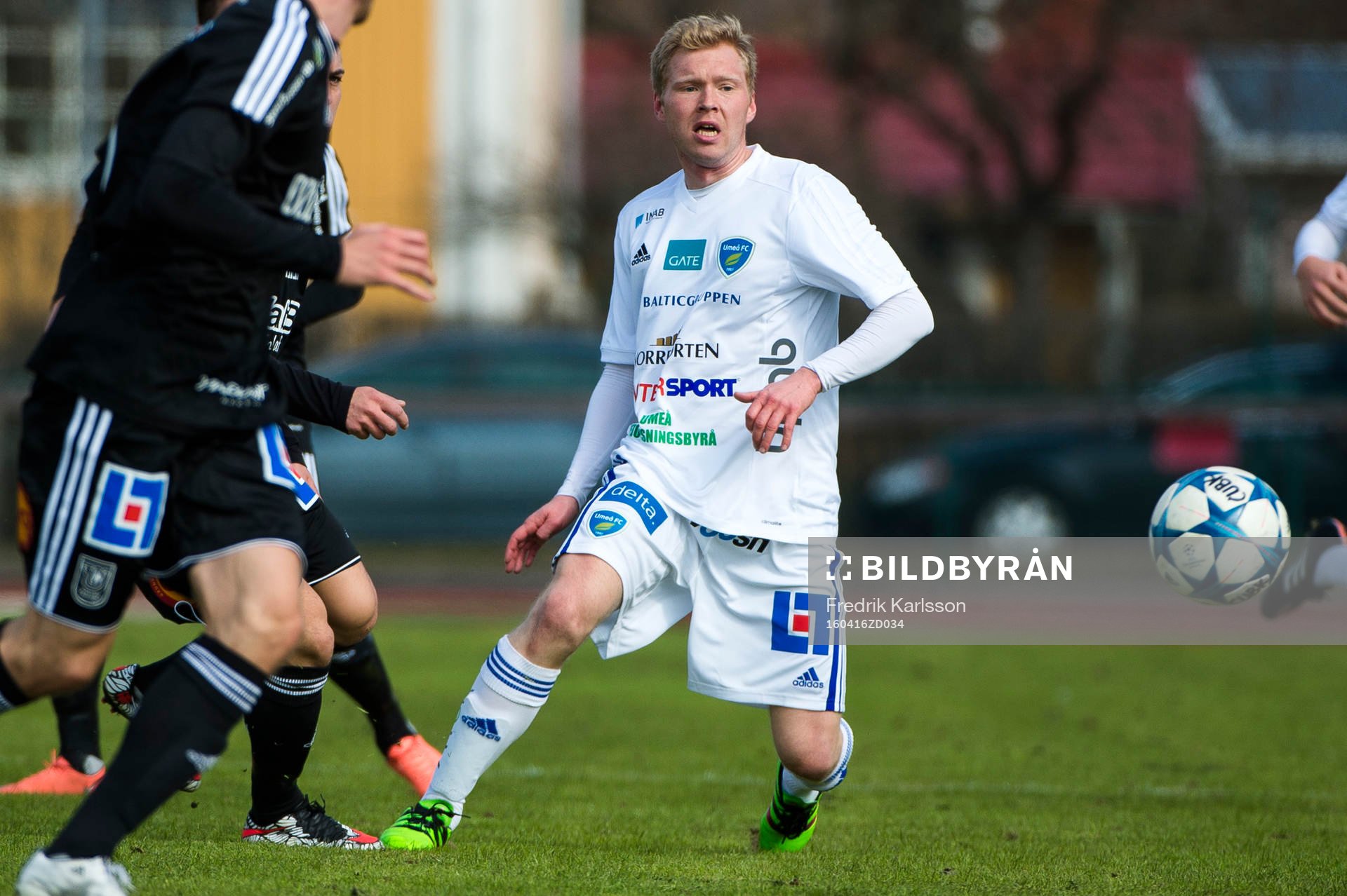 Umeås Fredrik Wennebro under fotbollsmatchen i Division 1 norra mellan Carlstad United och Umeå den 16 april 2016 i Karlstad.