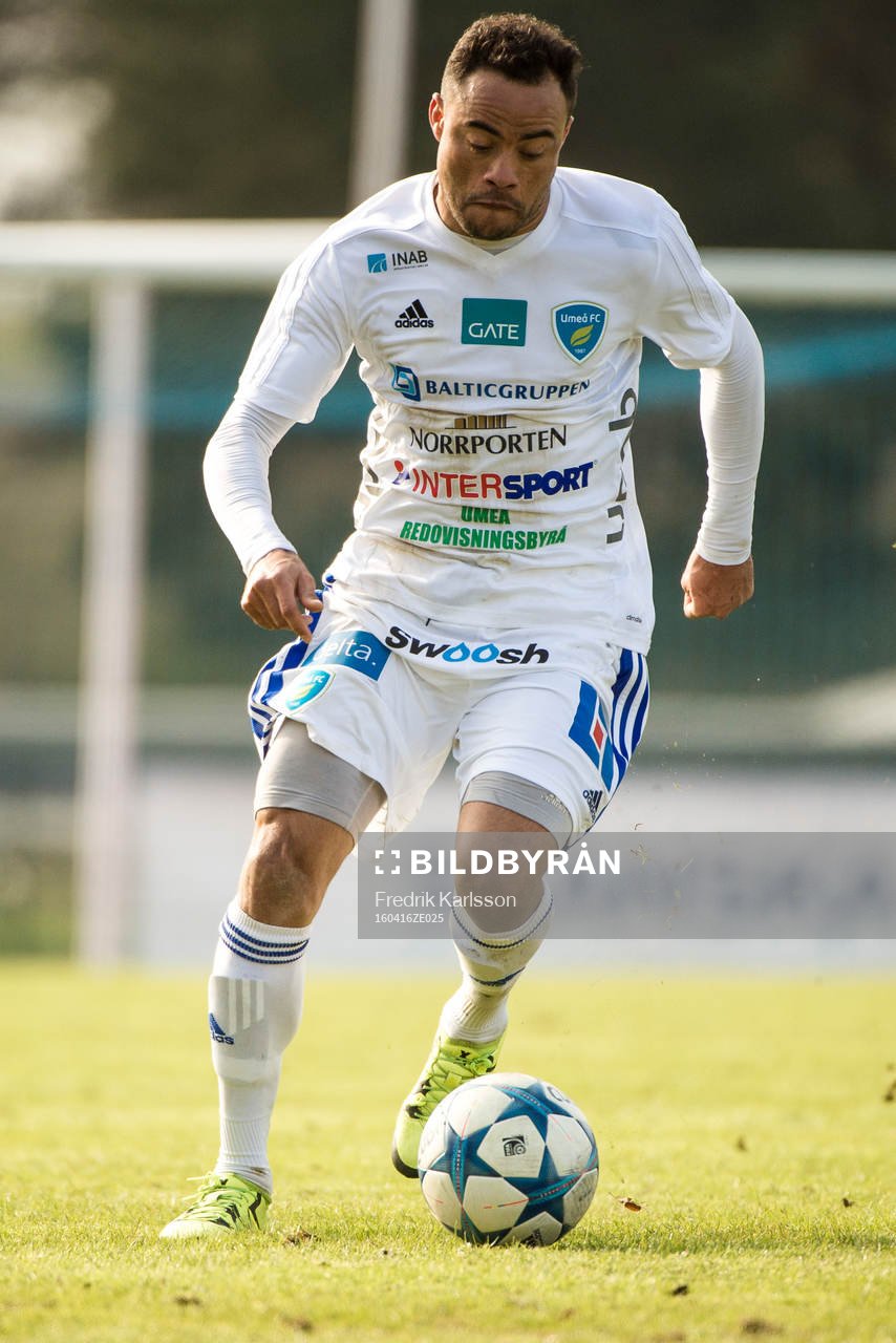 Umeås Isaac Freitas da Silva under fotbollsmatchen i Division 1 norra mellan Carlstad United och Umeå den 16 april 2016 i Karlstad.