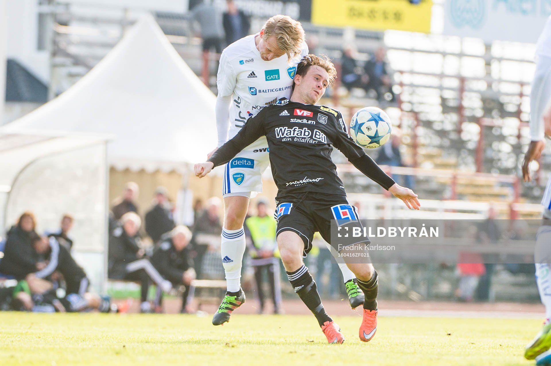 Umeås Axel Fällman under fotbollsmatchen i Division 1 norra mellan Carlstad United och Umeå den 16 april 2016 i Karlstad.