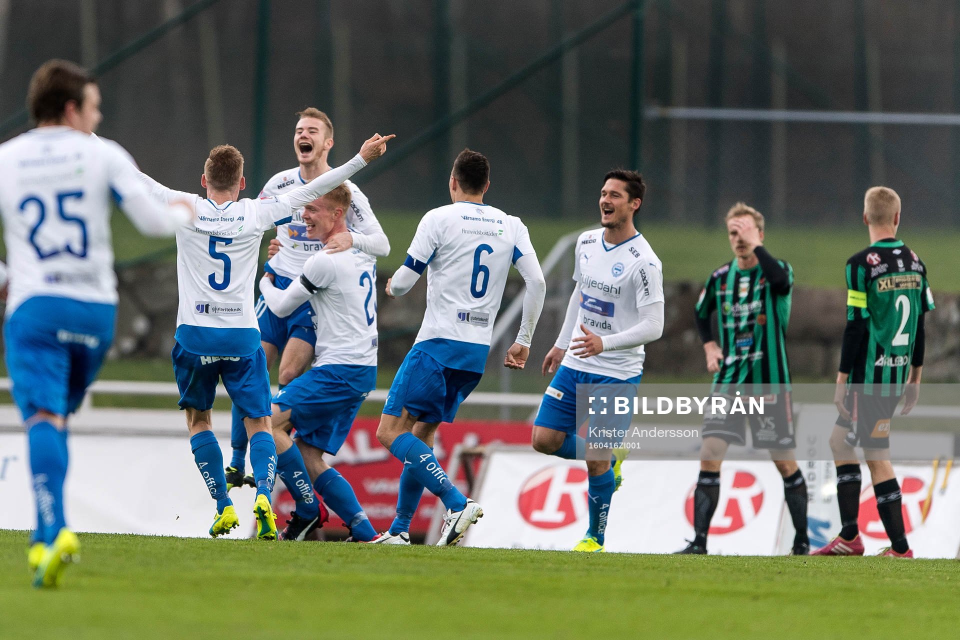 Värnamos Freddy Winst har gjort 0-2 och jublar