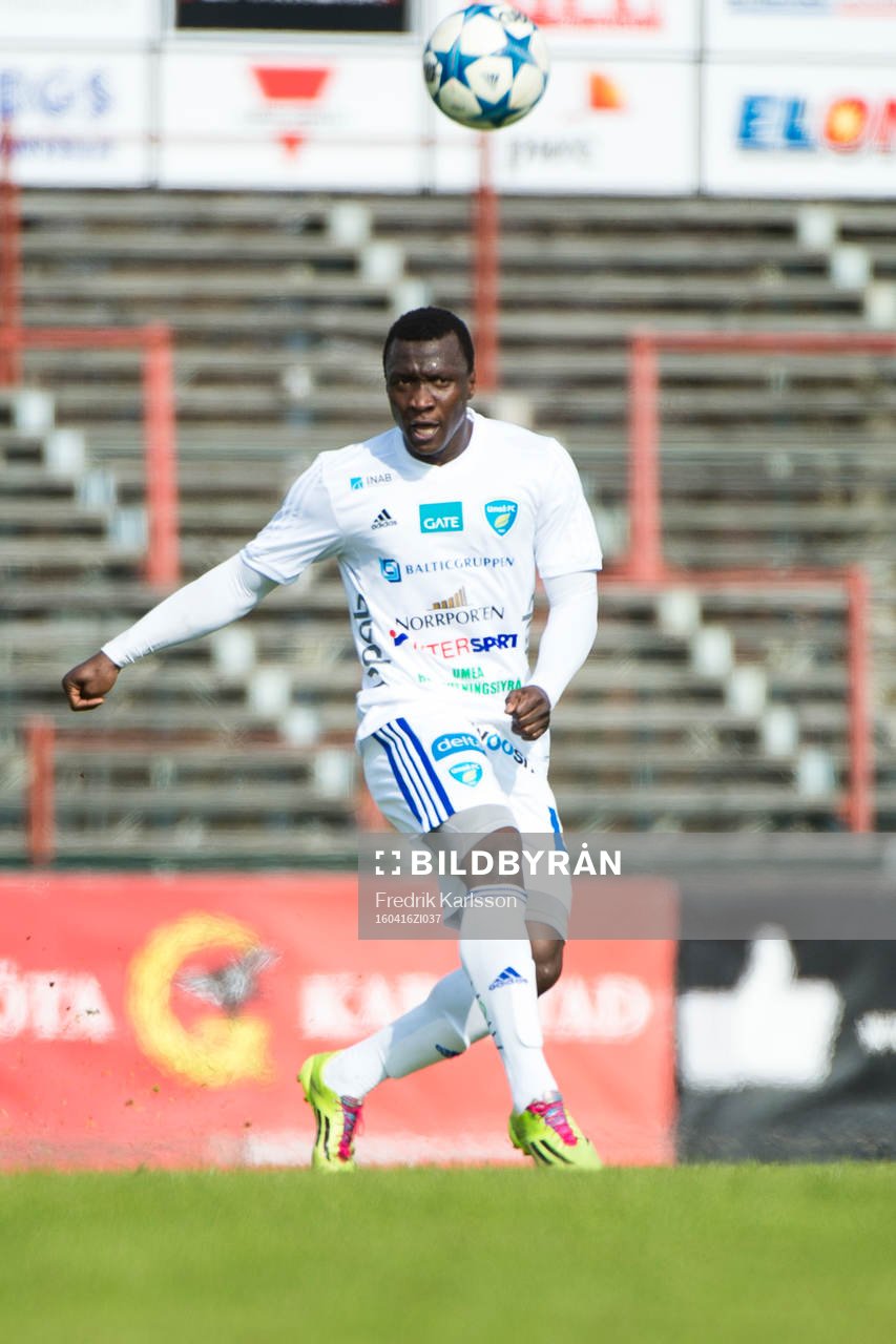 Umeås Modou Lamin Sillah under fotbollsmatchen i Division 1 norra mellan Carlstad United och Umeå den 16 april 2016 i Karlstad.