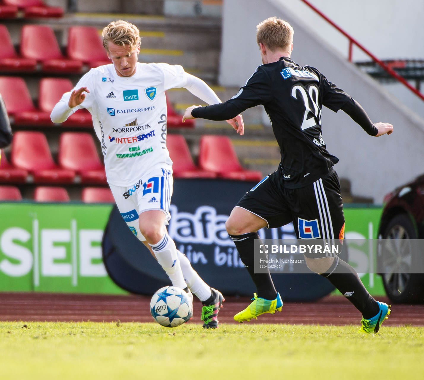 Umeås Axel Fällman under fotbollsmatchen i Division 1 norra mellan Carlstad United och Umeå den 16 april 2016 i Karlstad.