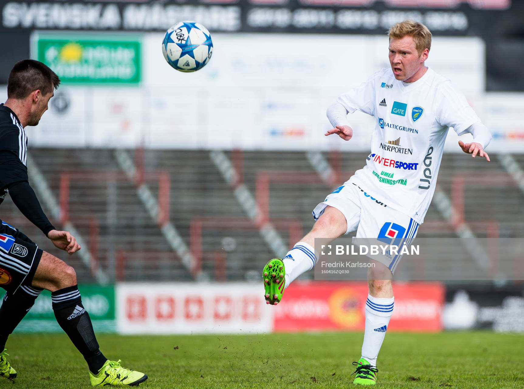 Umeås Fredrik Wennebro under fotbollsmatchen i Division 1 norra mellan Carlstad United och Umeå den 16 april 2016 i Karlstad.